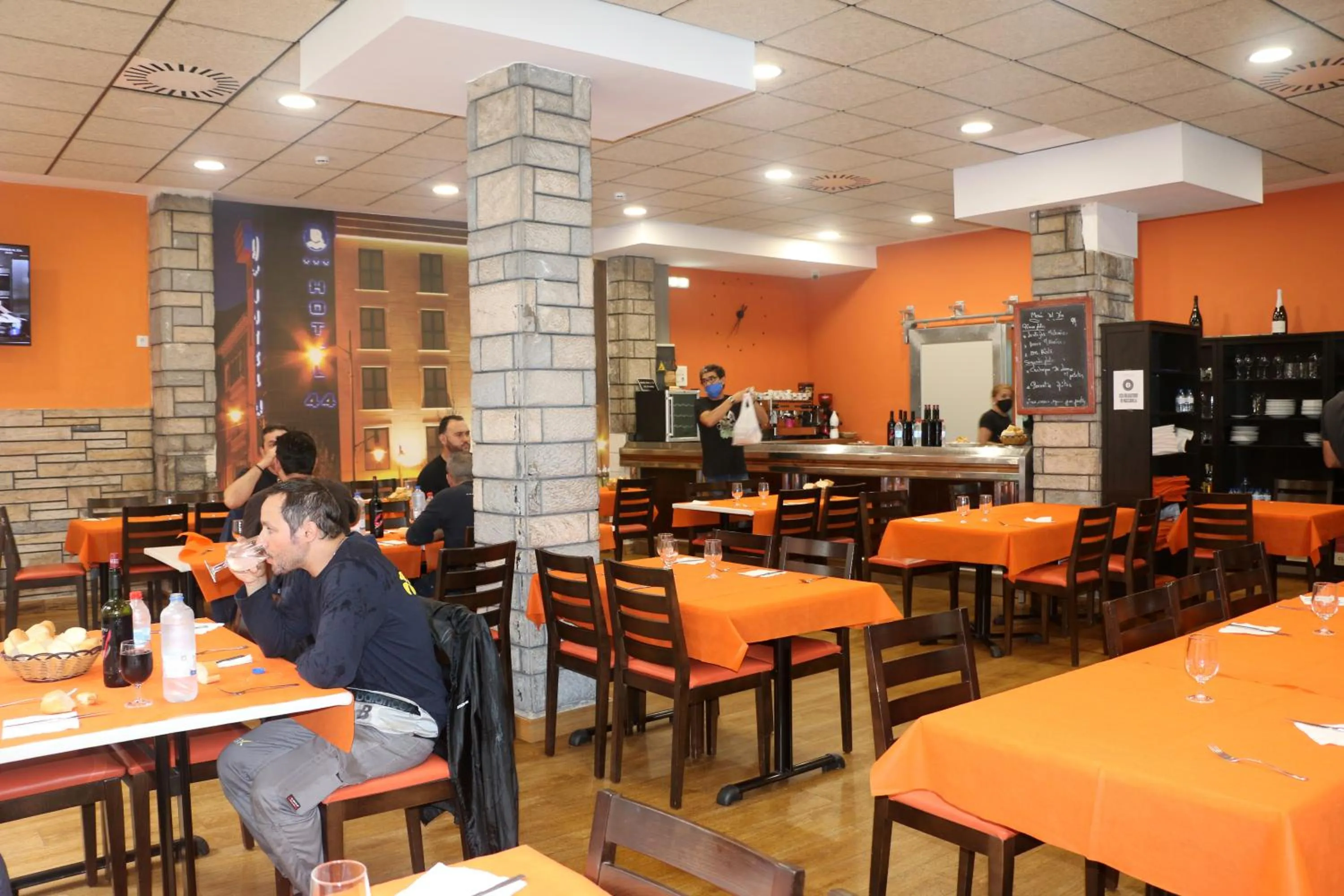 Restaurant/places to eat in Hotel 44