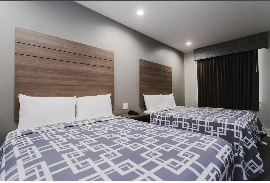 Deluxe Queen Room in Palace Inn Deluxe Queen Room in Palace Inn