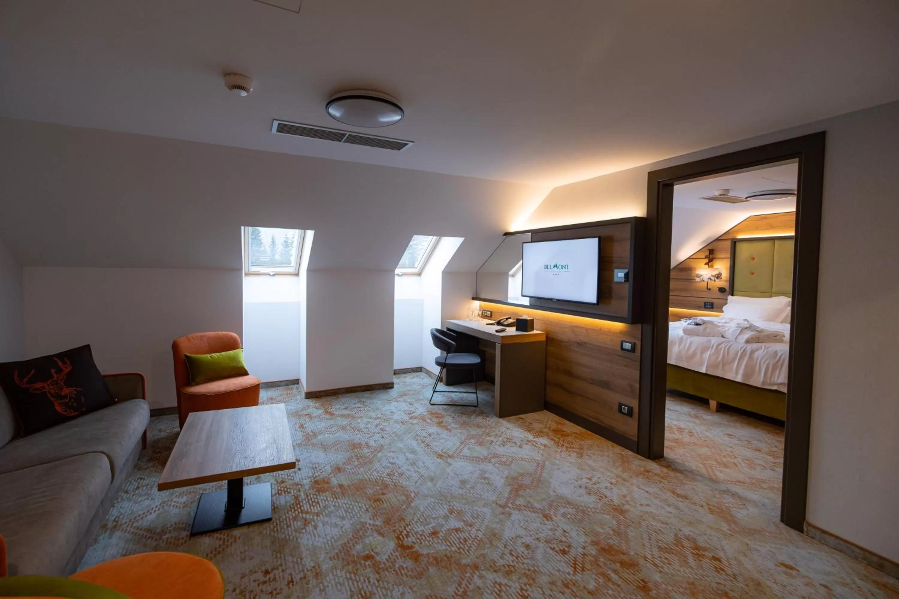 Living room, Bed in Hotel Belmont & Spa