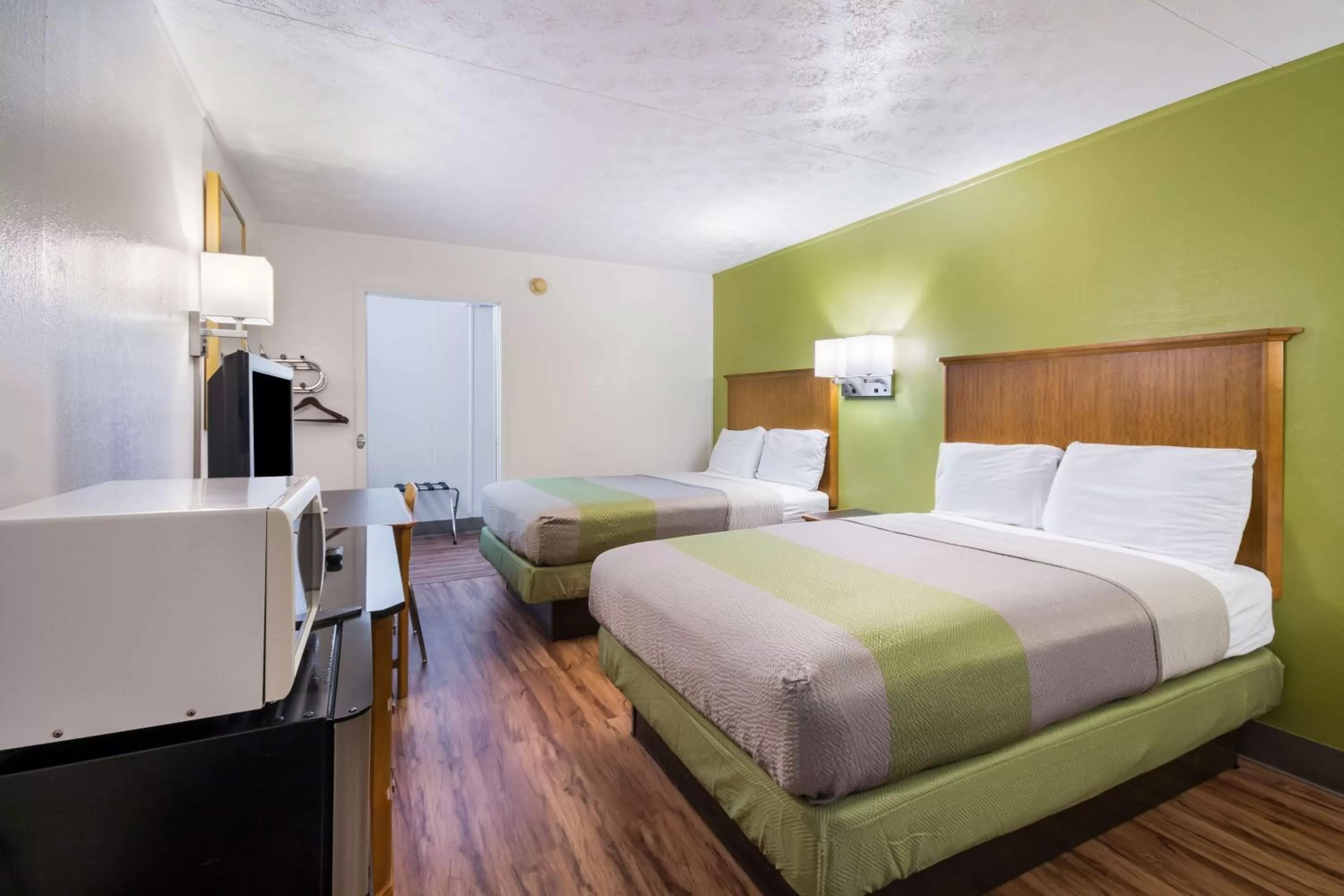 TV and multimedia, Bed in Motel 6-Parkersburg, WV