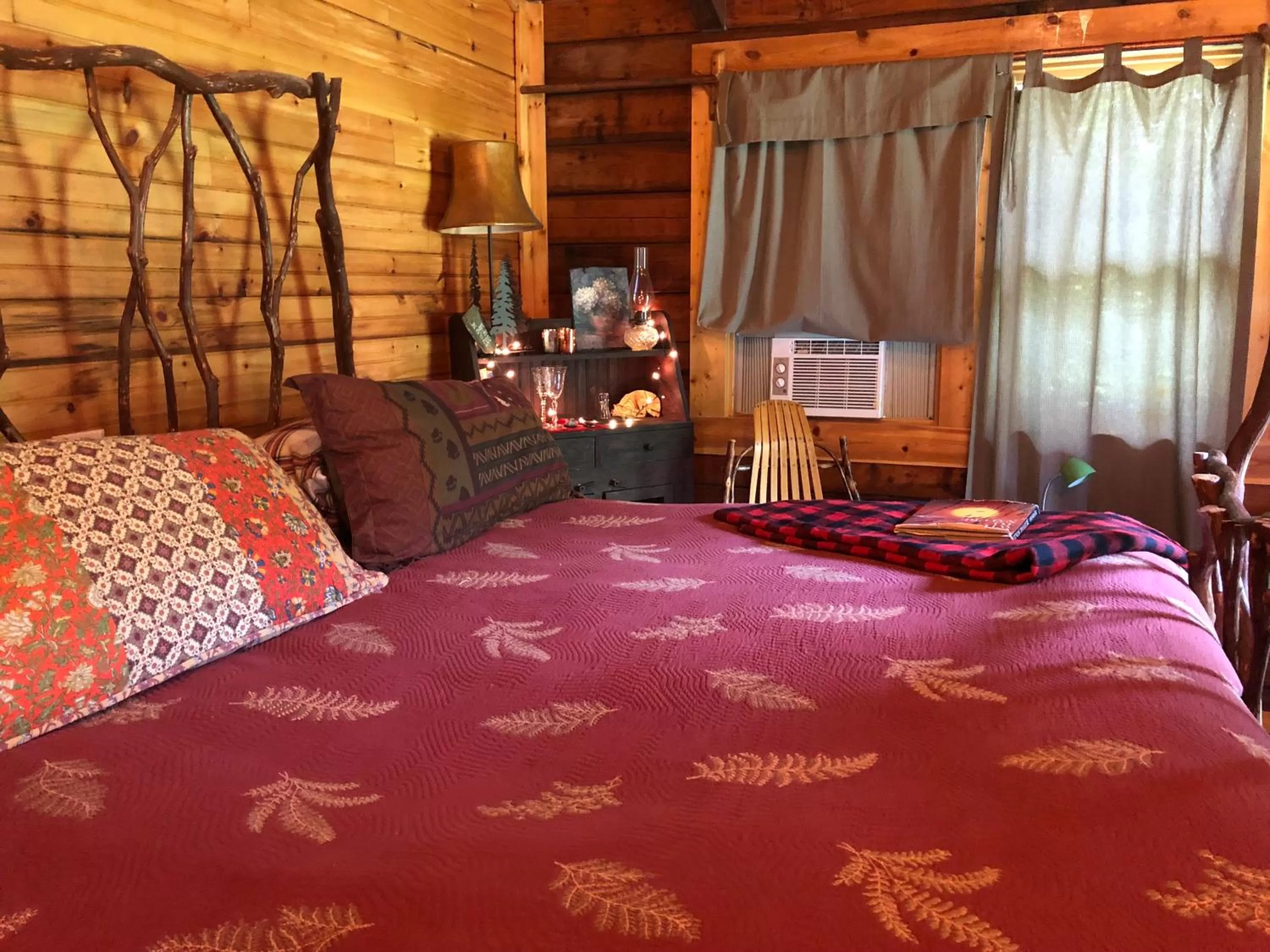 Bed in Creekwalk Inn Bed and Breakfast with Cabins