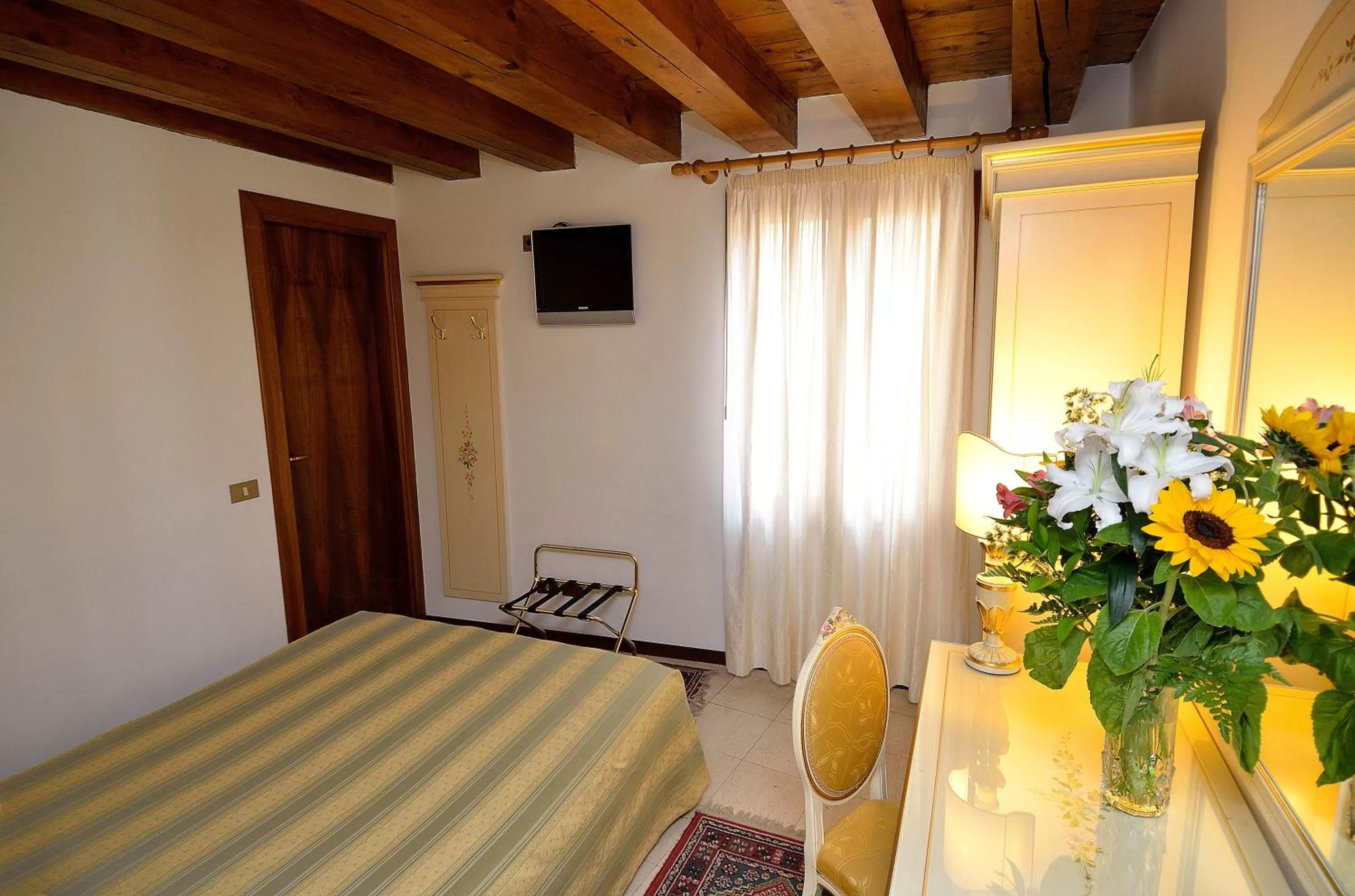 Photo of the whole room, Bed in Hotel Orion