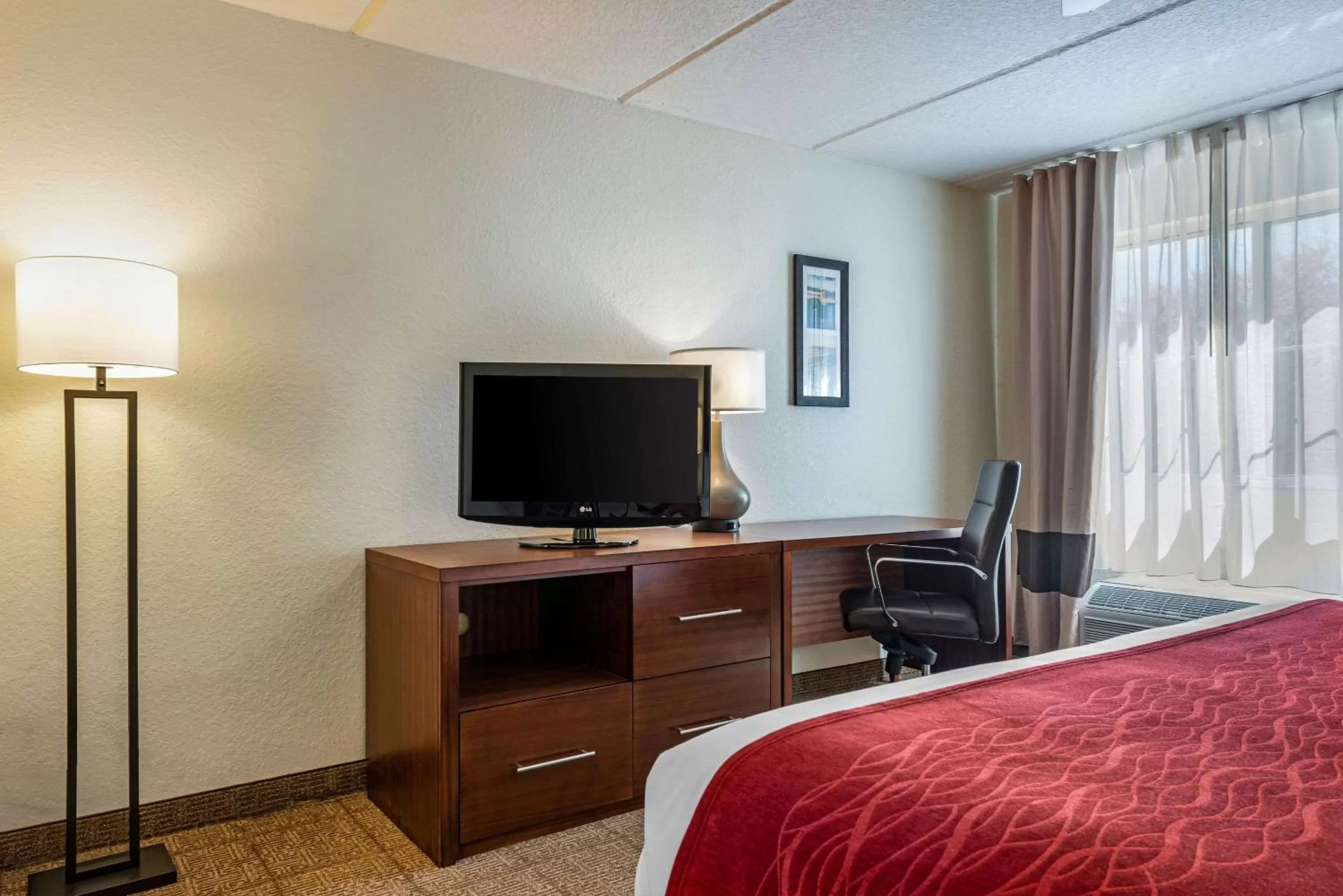 Photo of the whole room, Bed in Comfort Inn Kissimmee-Lake Buena Vista South