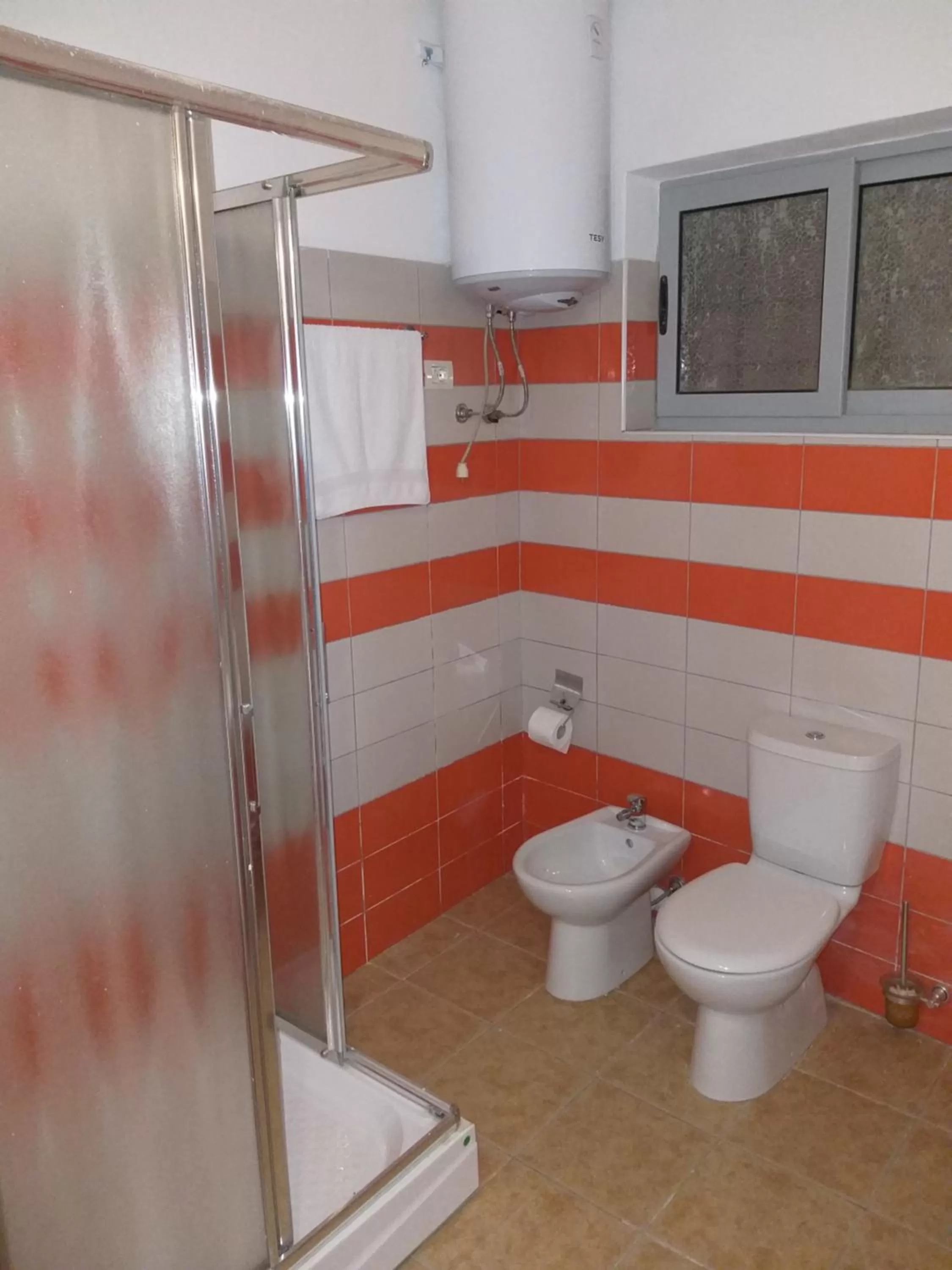 Shower, Bathroom in Hotel Grandpa's House