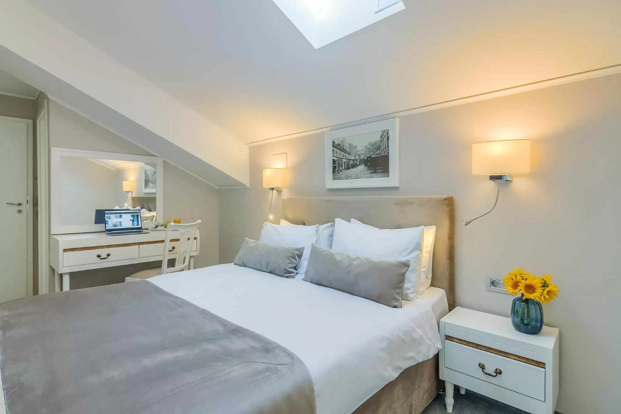 Bed in New Era Hotel Old Town Party Zone Bucharest- parking with fee nearby - NOT at the hotel !