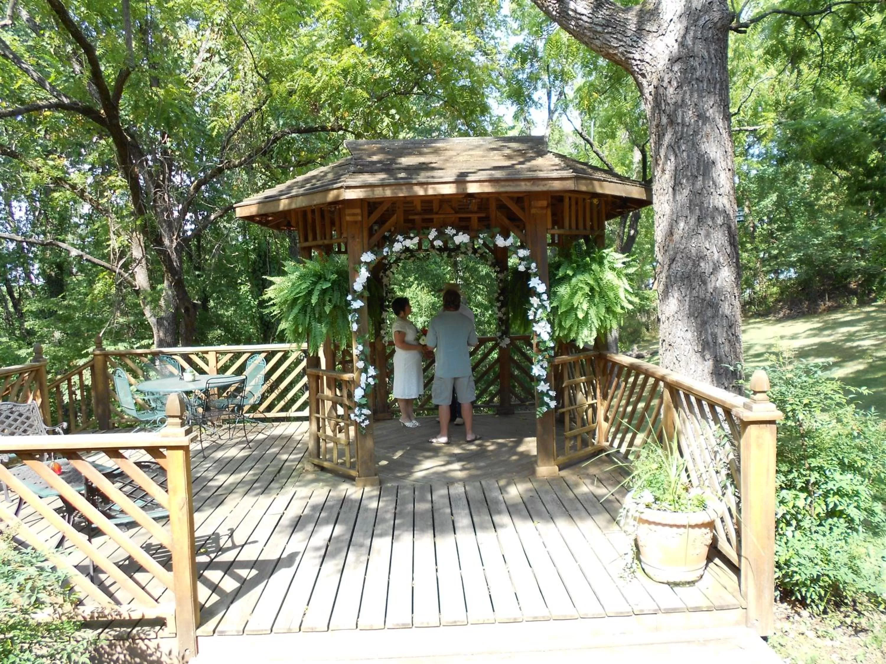 Property building in Sherwood Court Cottages & Guest Rooms