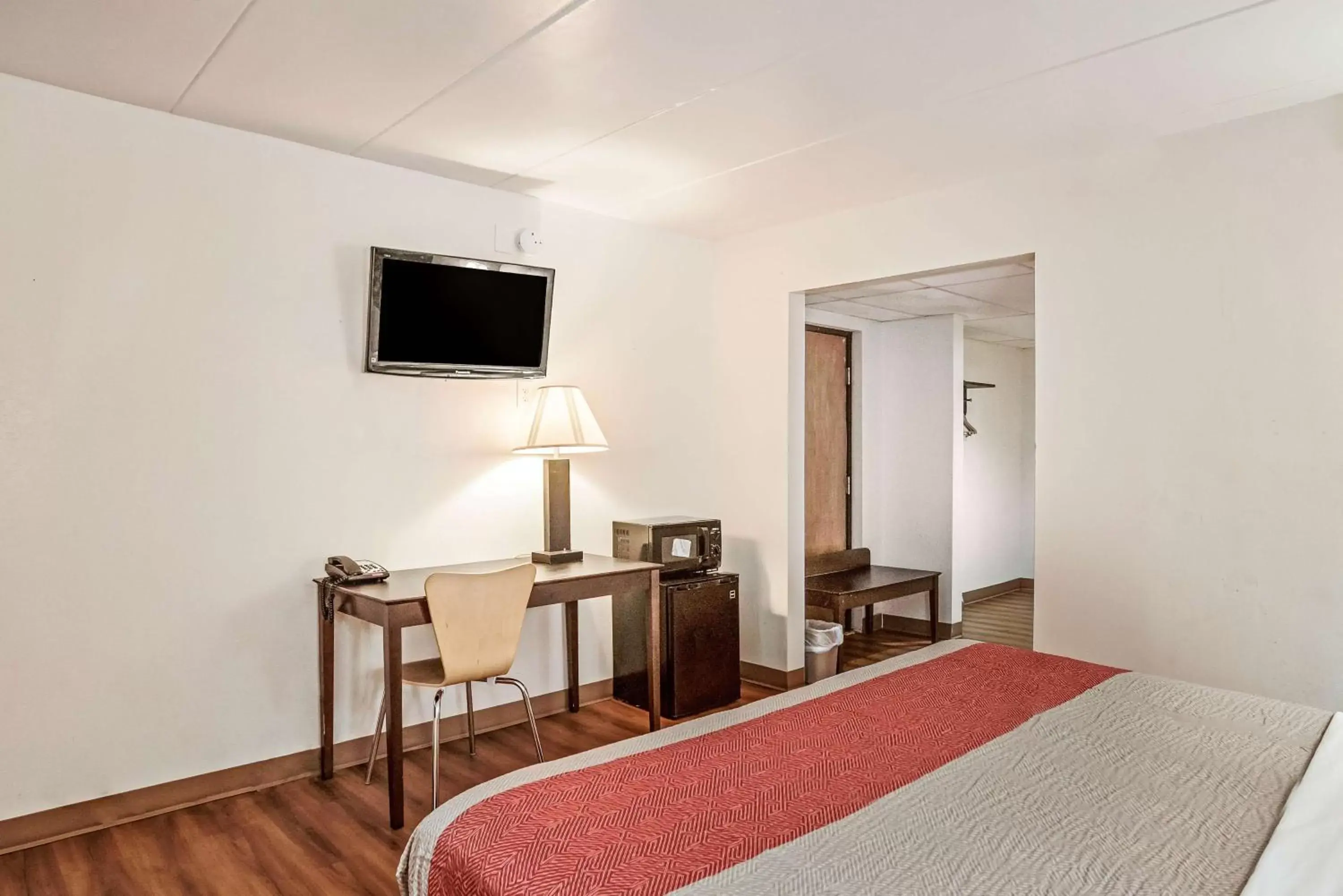 King Room with Roll-in Shower - Disability Access - Non-Smoking in Motel 6-Levittown, PA - Bensalem King Room with Roll-in Shower - Disability Access - Non-Smoking in Motel 6-Levittown, PA - Bensalem