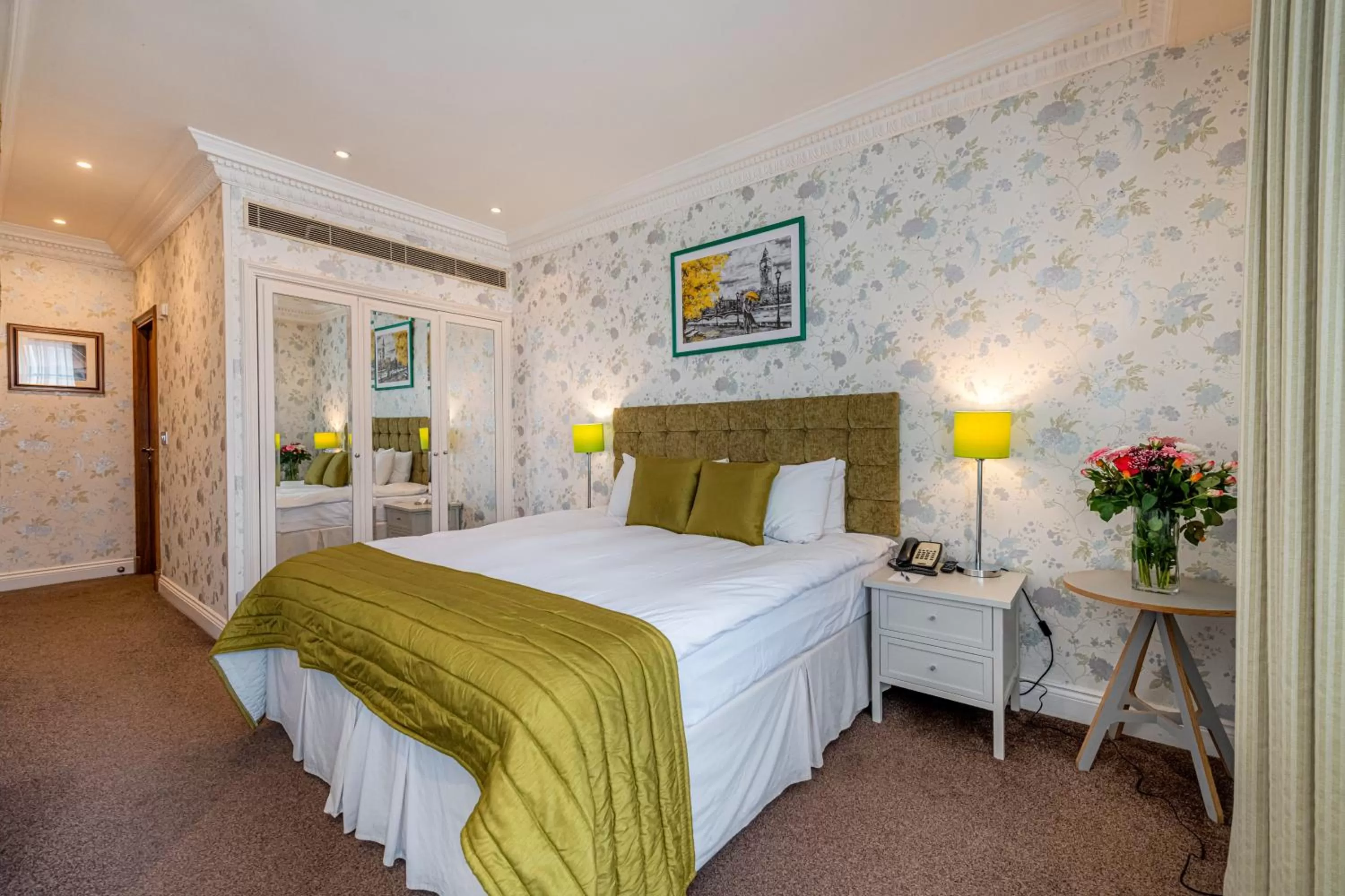 Photo of the whole room, Bed in Ashburn Hotel