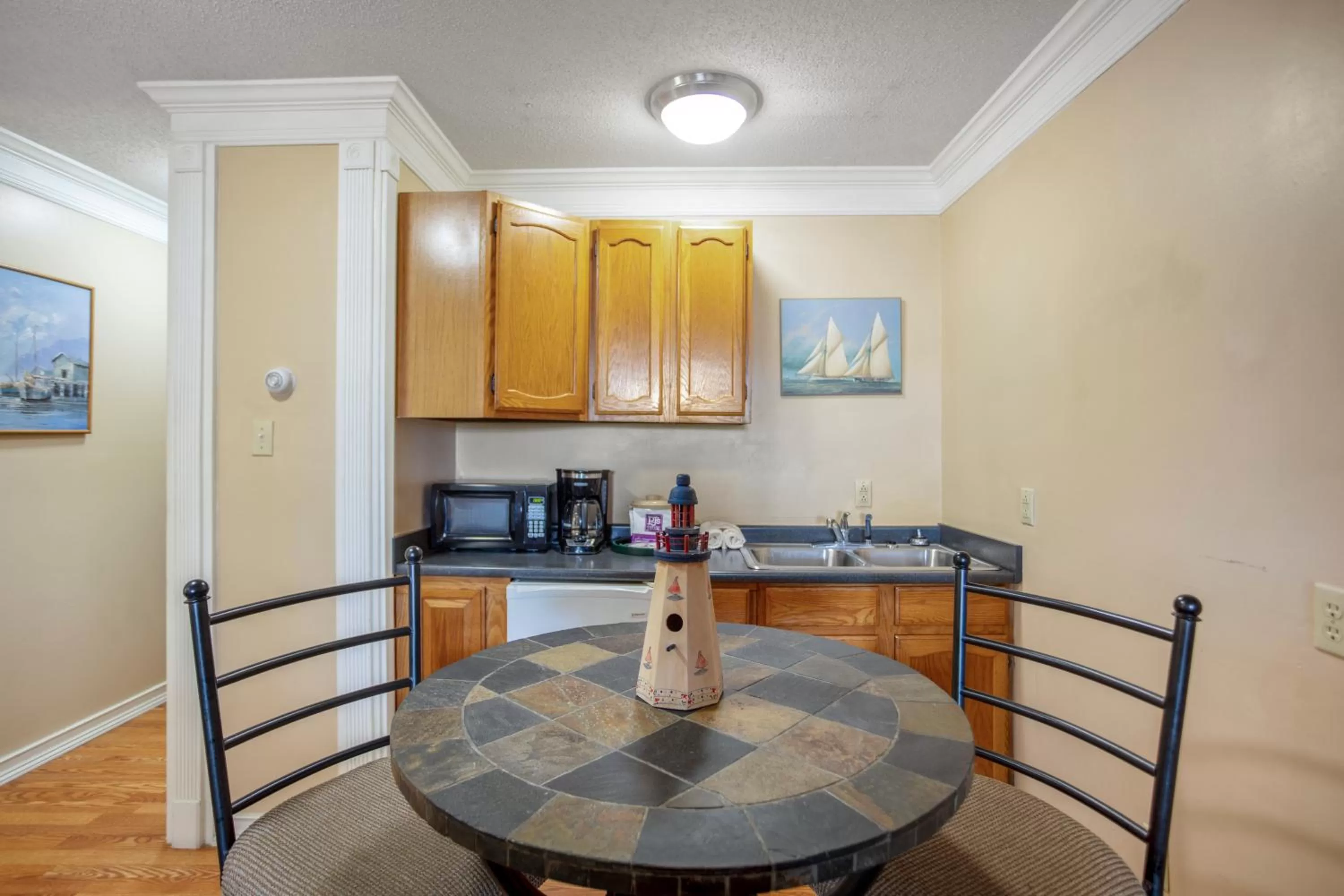 Dining area in Edgewater Inn - Biloxi Beach
