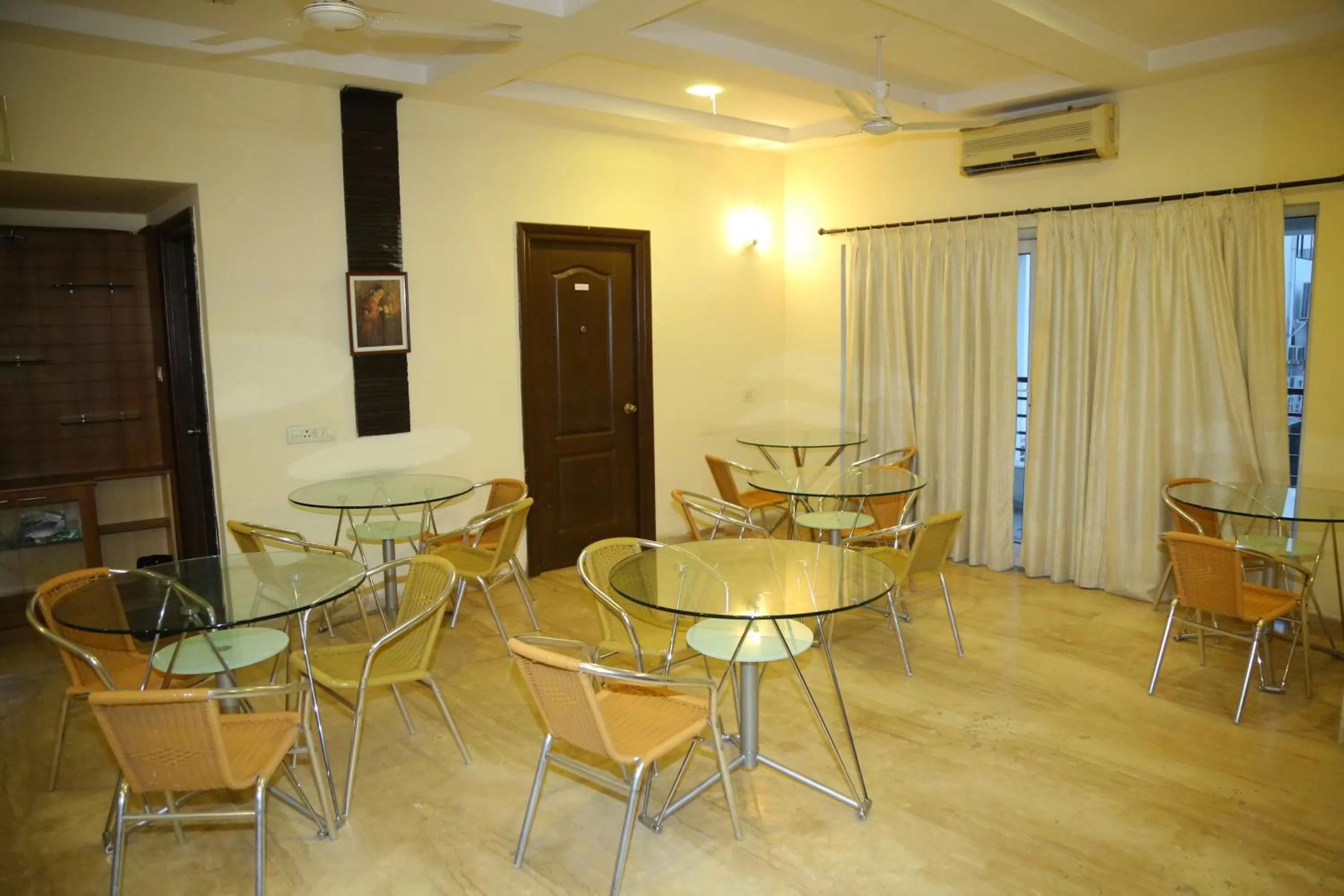 Restaurant/places to eat, Seating Area in Swan Suites Madhapur