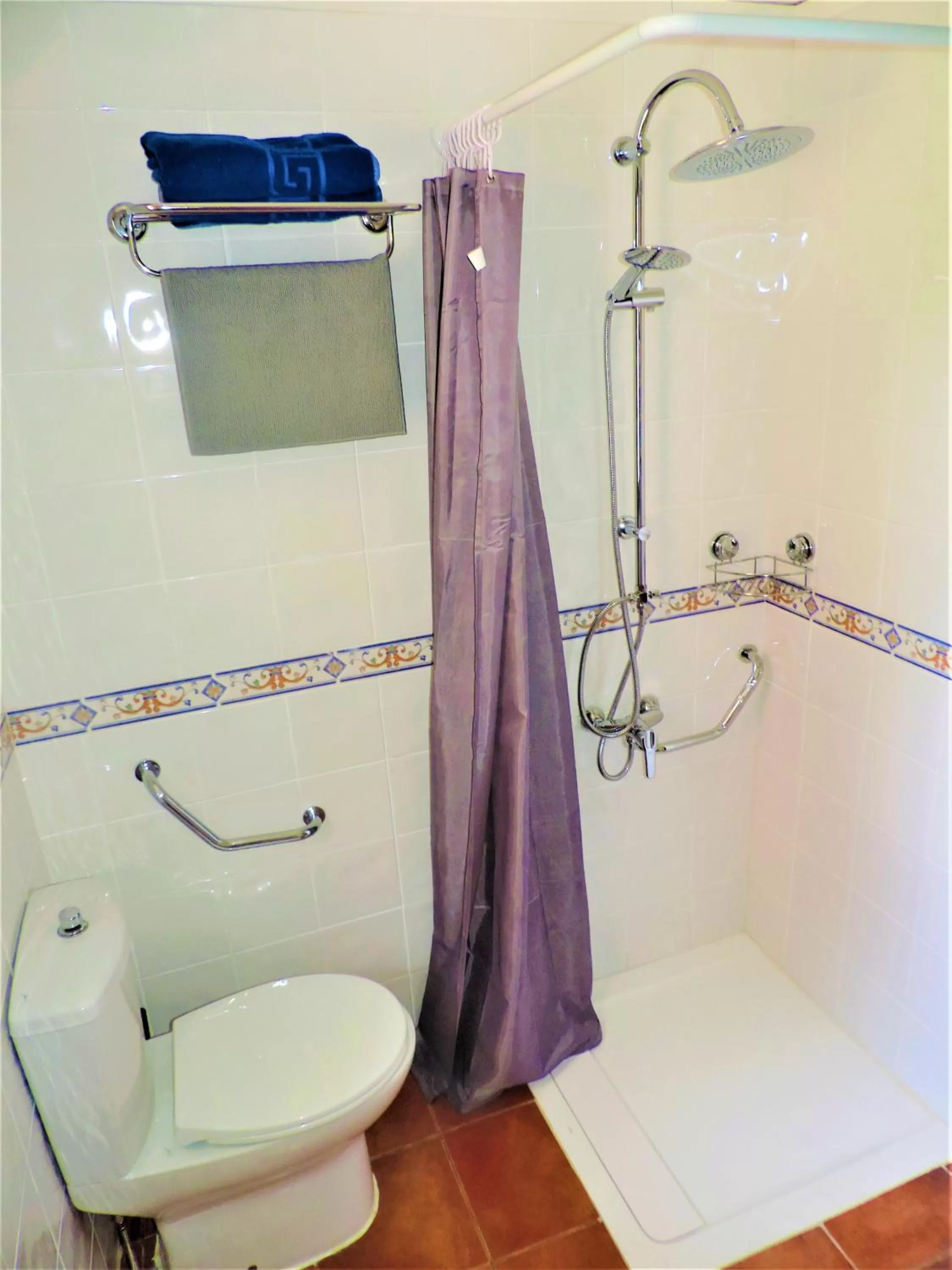 Shower in APARTAMENTOS CASERIA DE COMARES