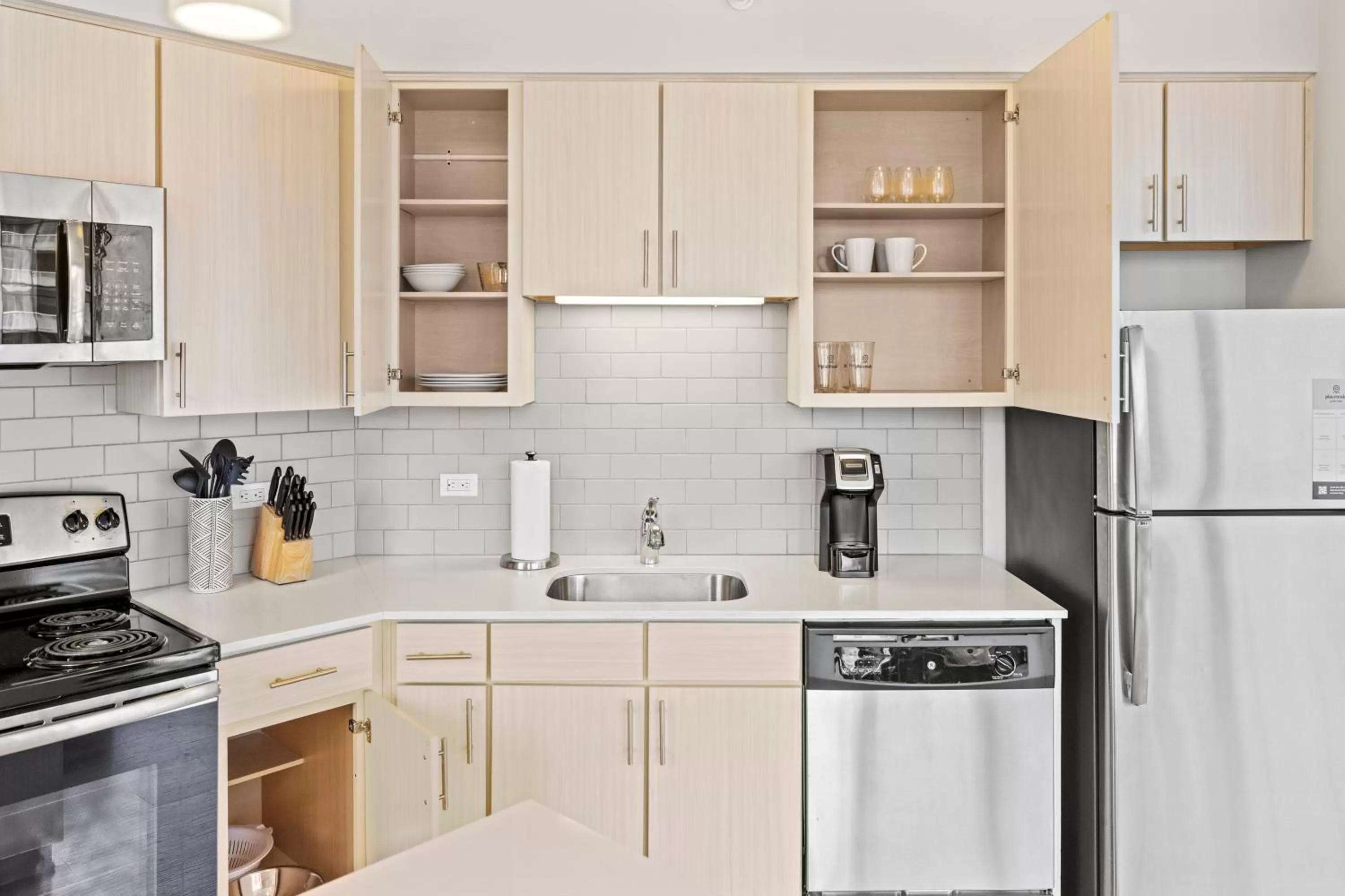 Kitchen or kitchenette in Placemakr Premier SoBro