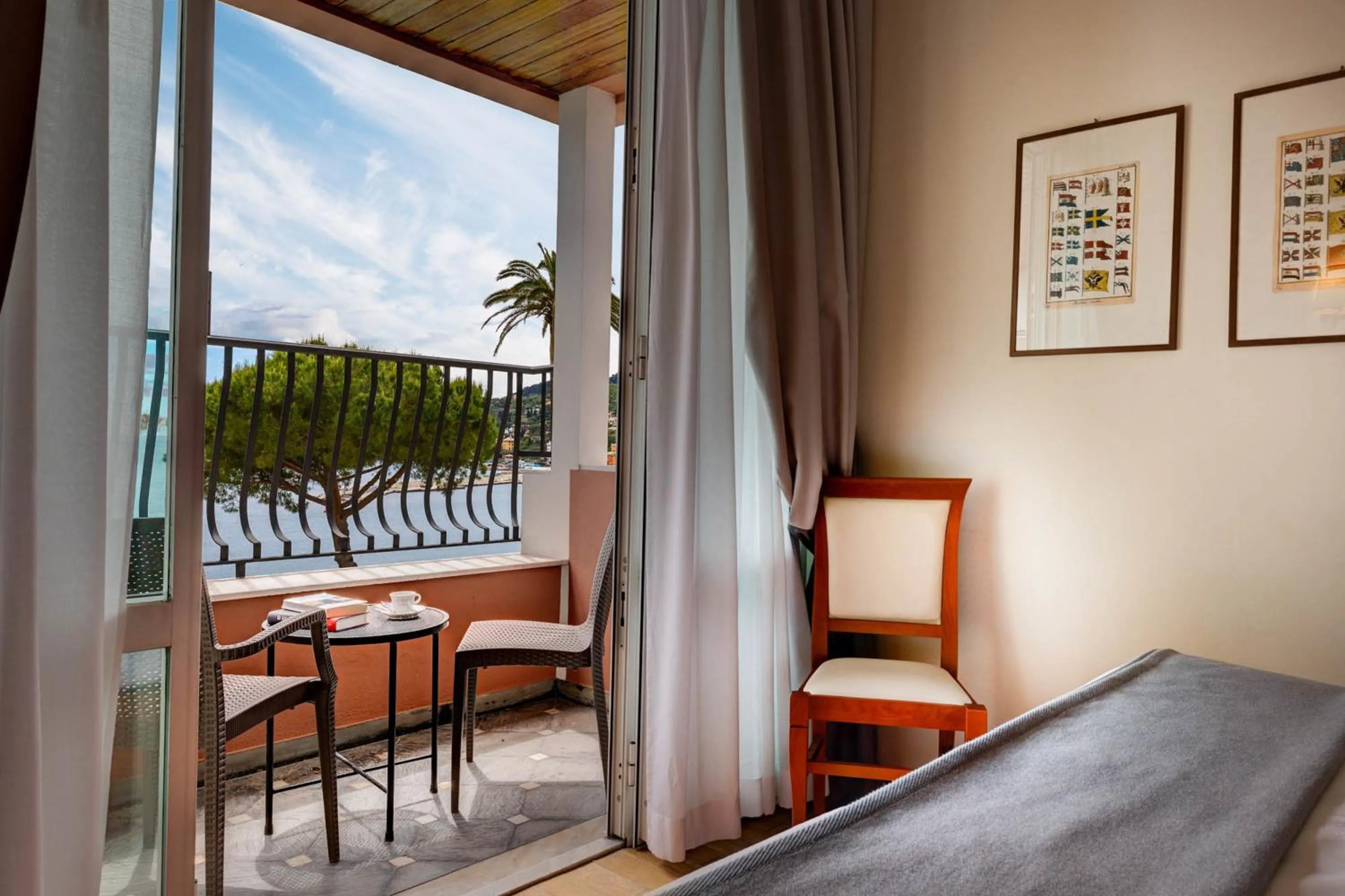 View (from property/room), Bed in Hotel Continental