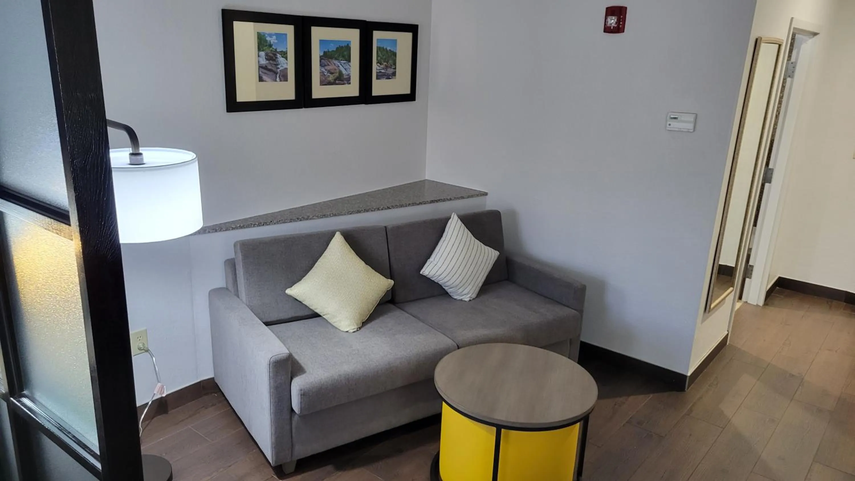 Seating area in Comfort Suites Macon Northwest