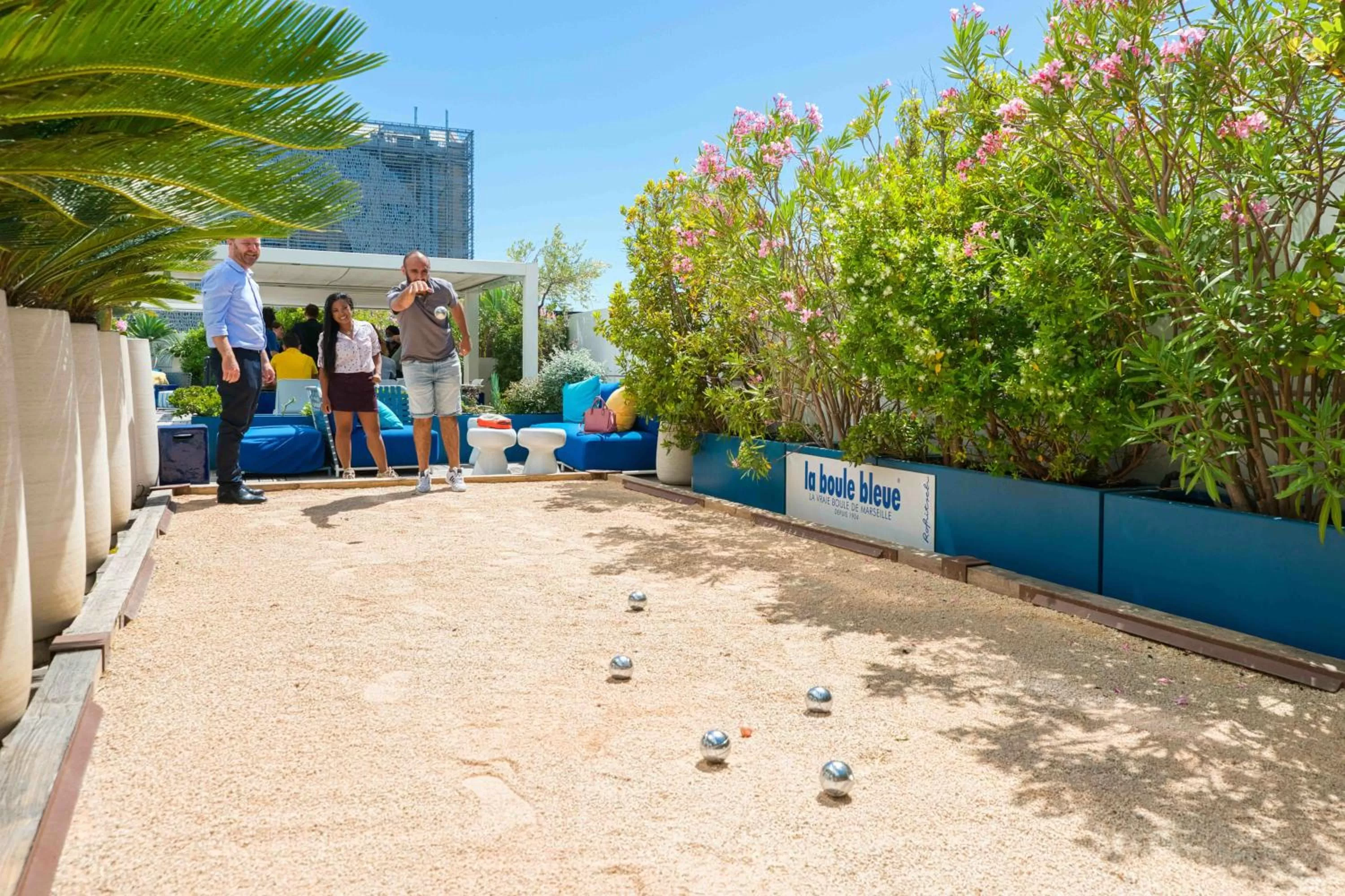 Lounge or bar in Golden Tulip Marseille Euromed