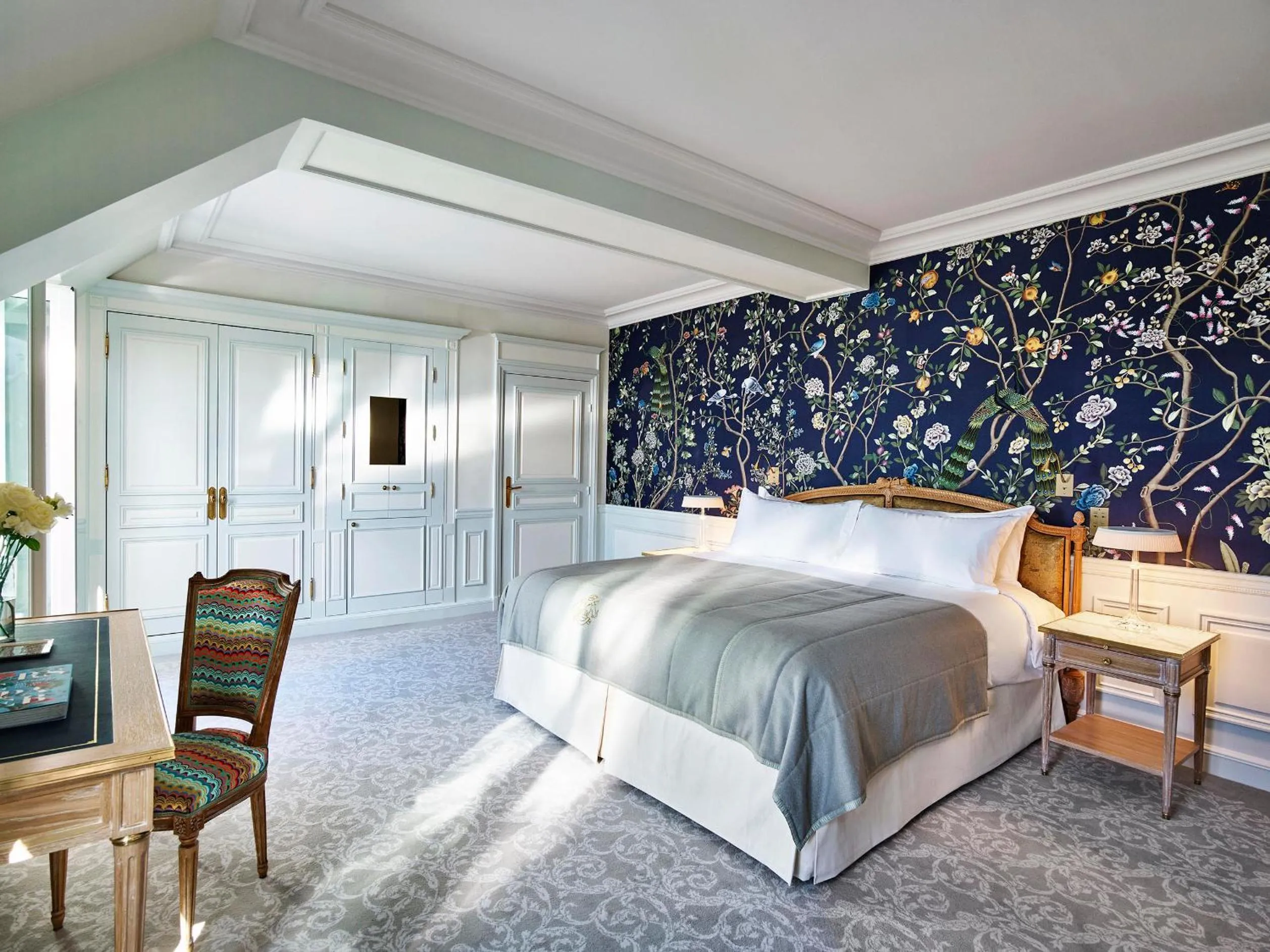 Bedroom, Bed in Le Meurice – Dorchester Collection