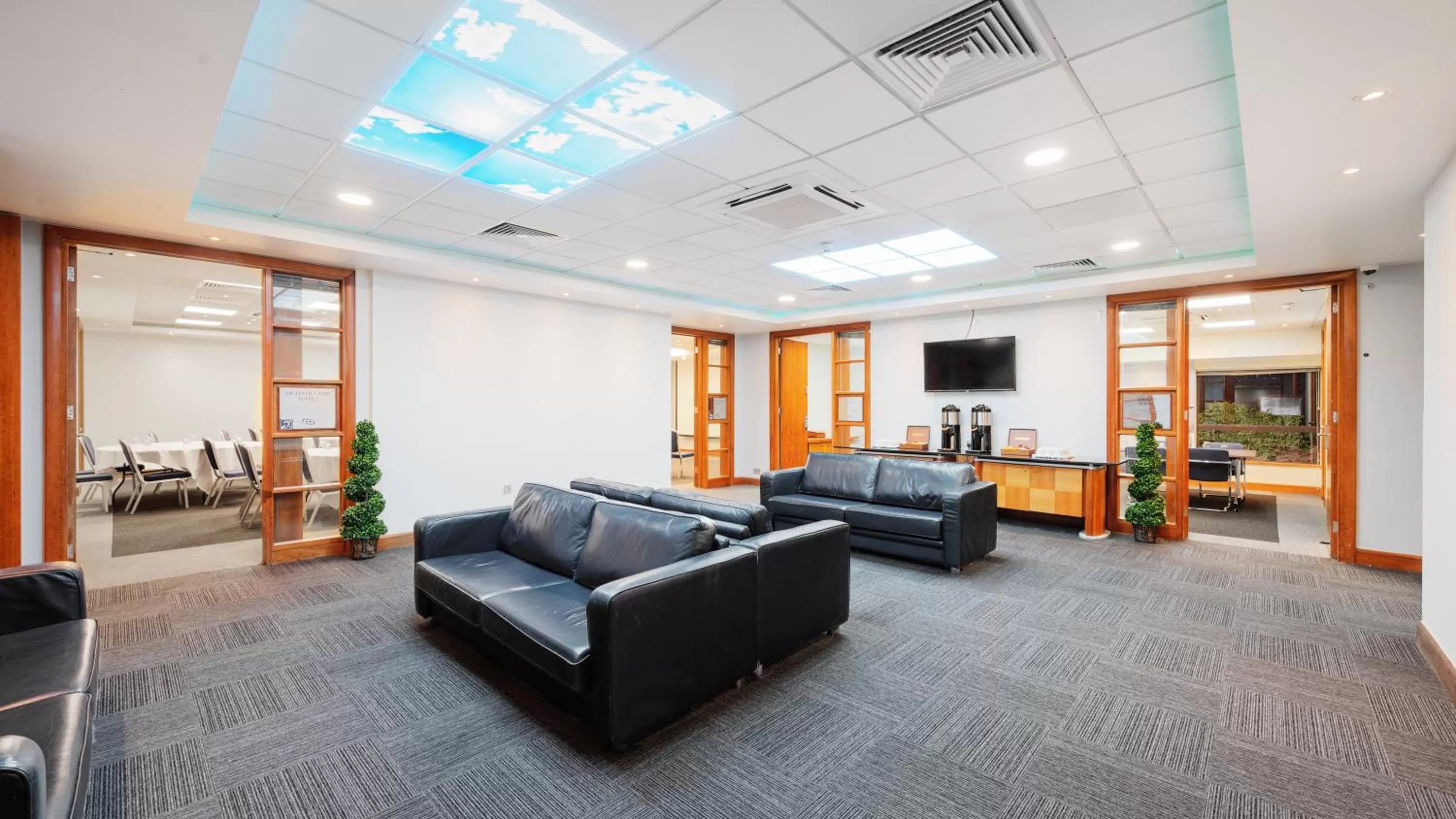 Communal lounge/ TV room in Holiday Inn Rochester-Chatham by IHG