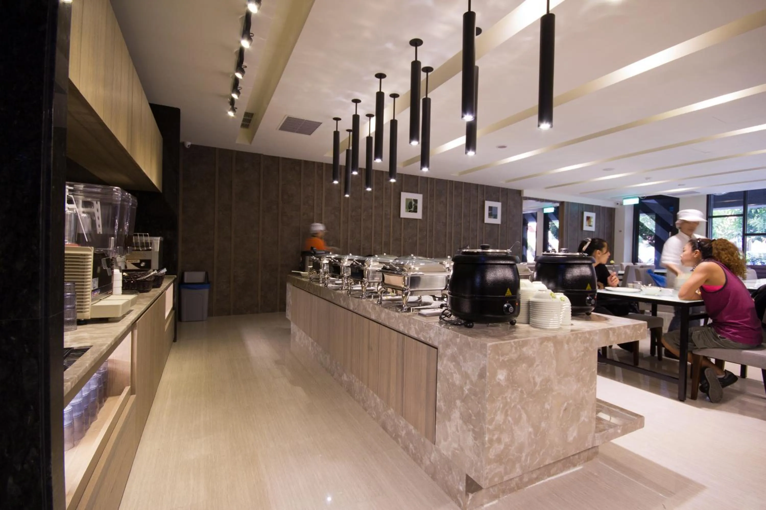 Restaurant/places to eat in Royal Guest Hotel