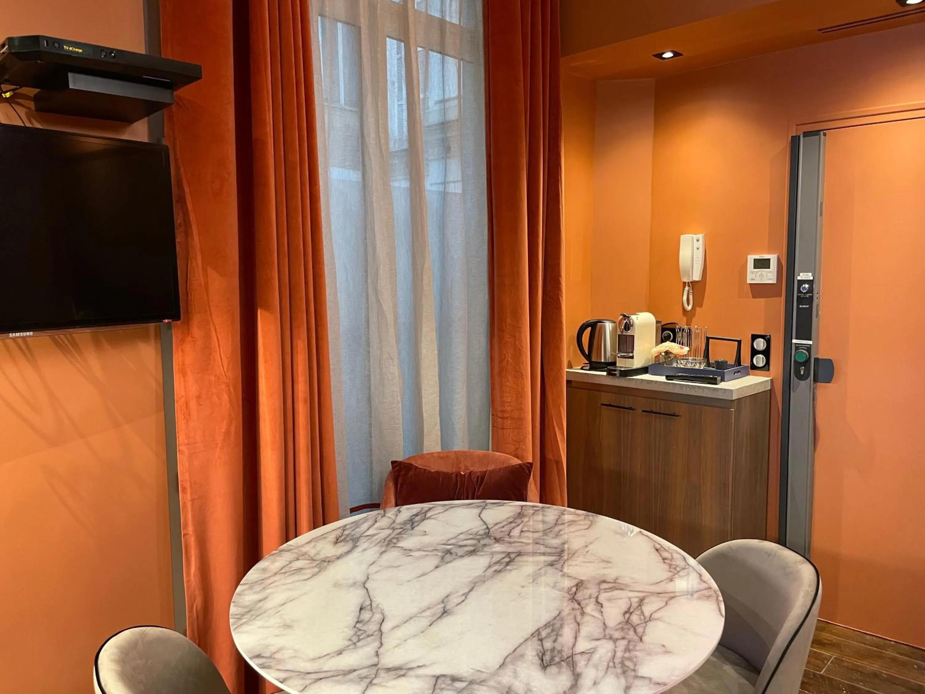 Coffee/tea facilities in Hotel 33 Marbeuf