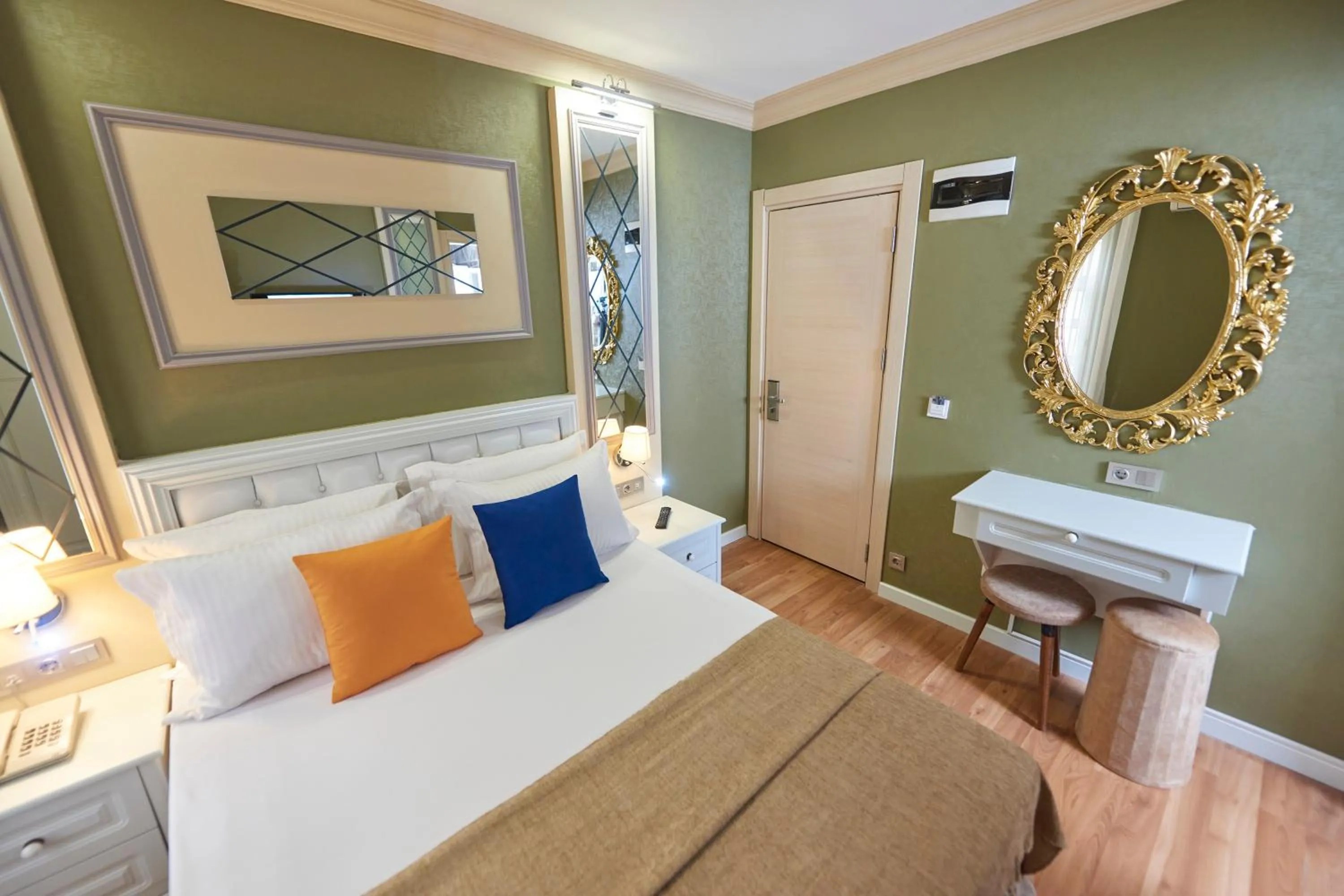 Photo of the whole room, Bed in Sunlight Hotel