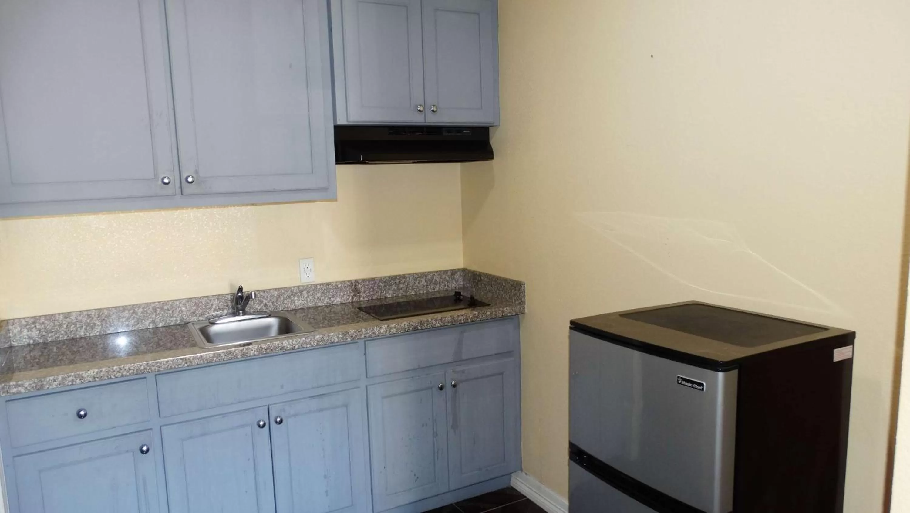 Kitchen or kitchenette in Motel 6 Houston, TX – Willowbrook Mall