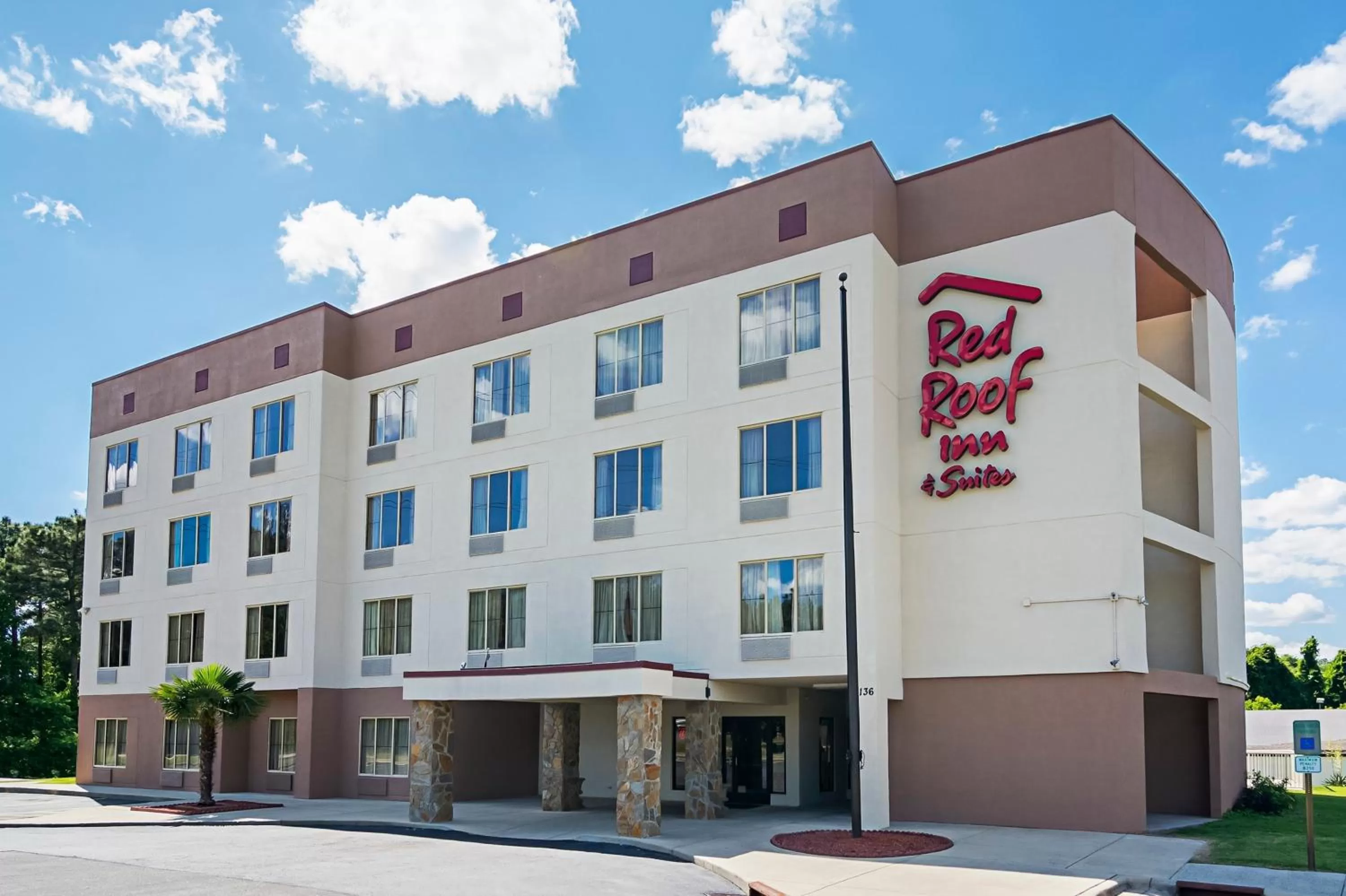 Red Roof Inn & Suites Fayetteville-Fort Bragg