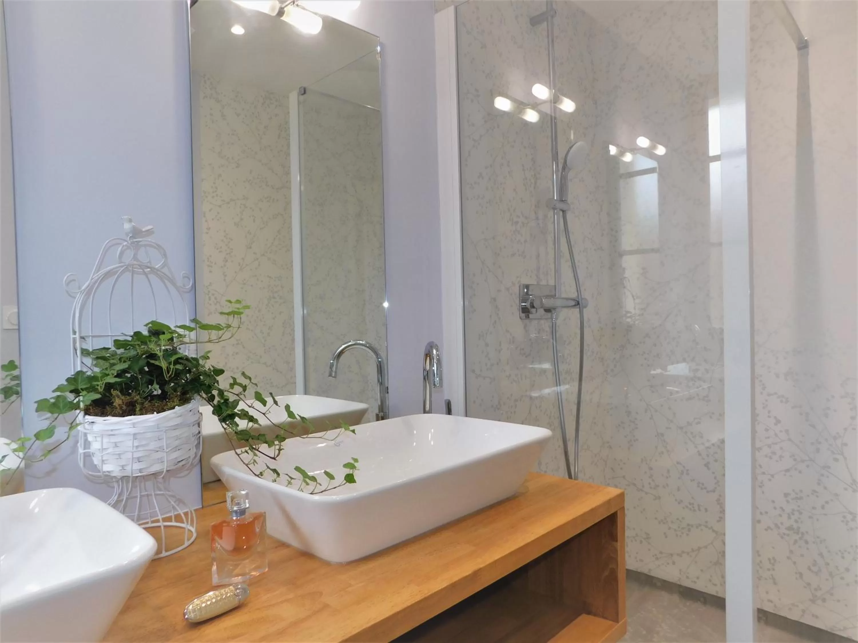 Bathroom in Hôtel-Restaurant des Augustins