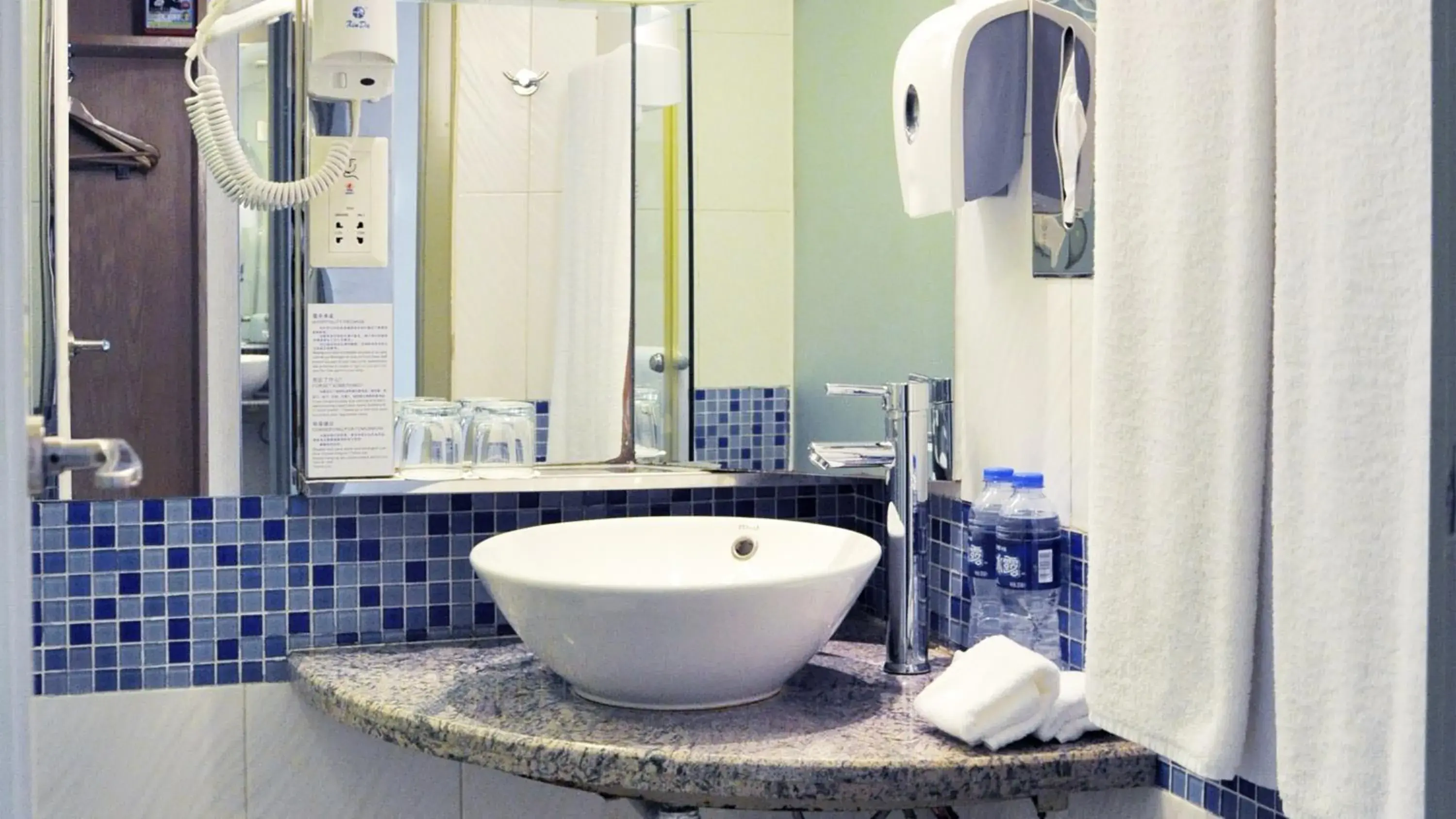 Standard Queen Room - Smoking in Holiday Inn Express Zhengzhou Zhongzhou by IHG Standard Queen Room - Smoking in Holiday Inn Express Zhengzhou Zhongzhou by IHG