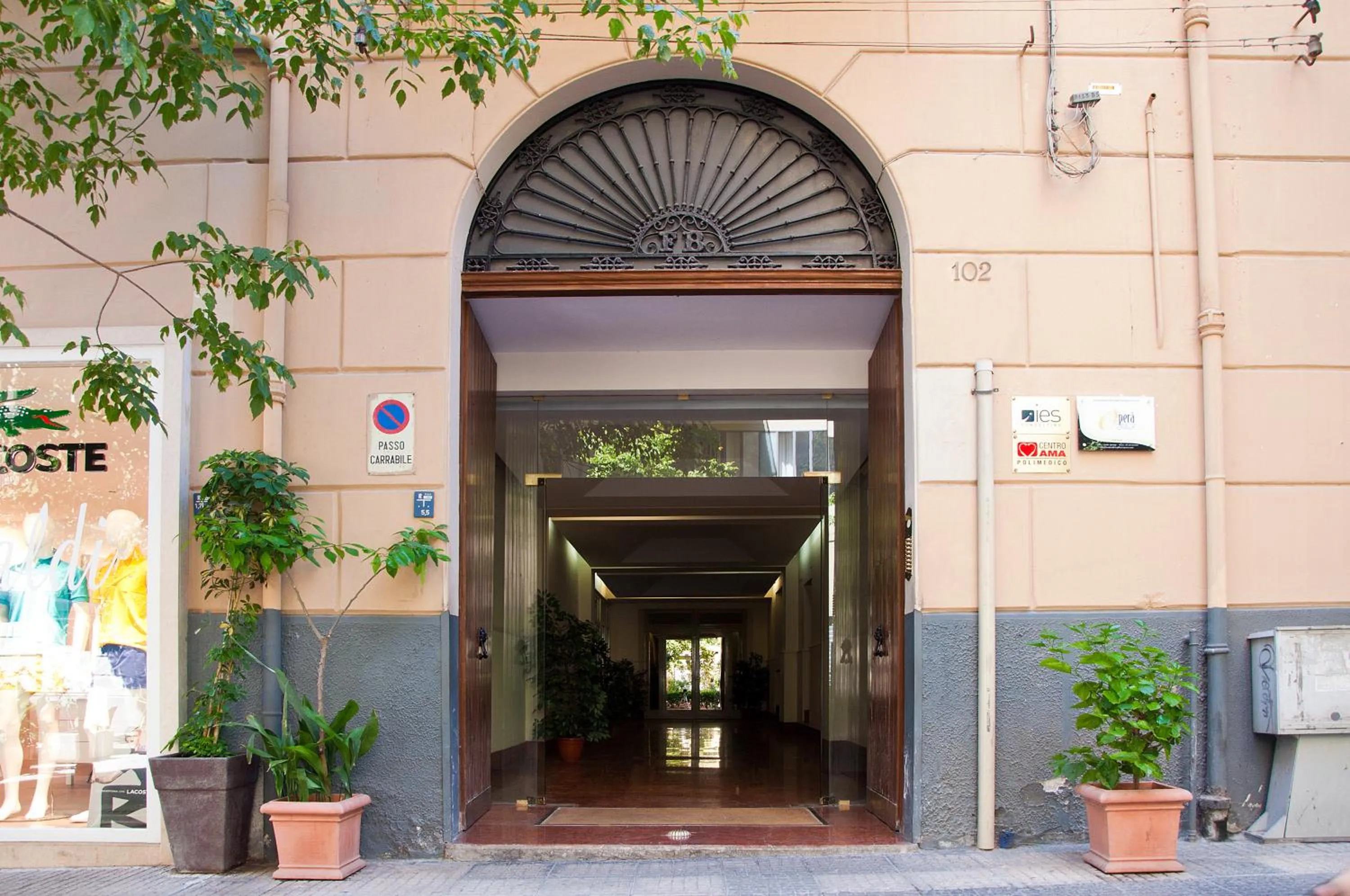 Facade/entrance in Operà