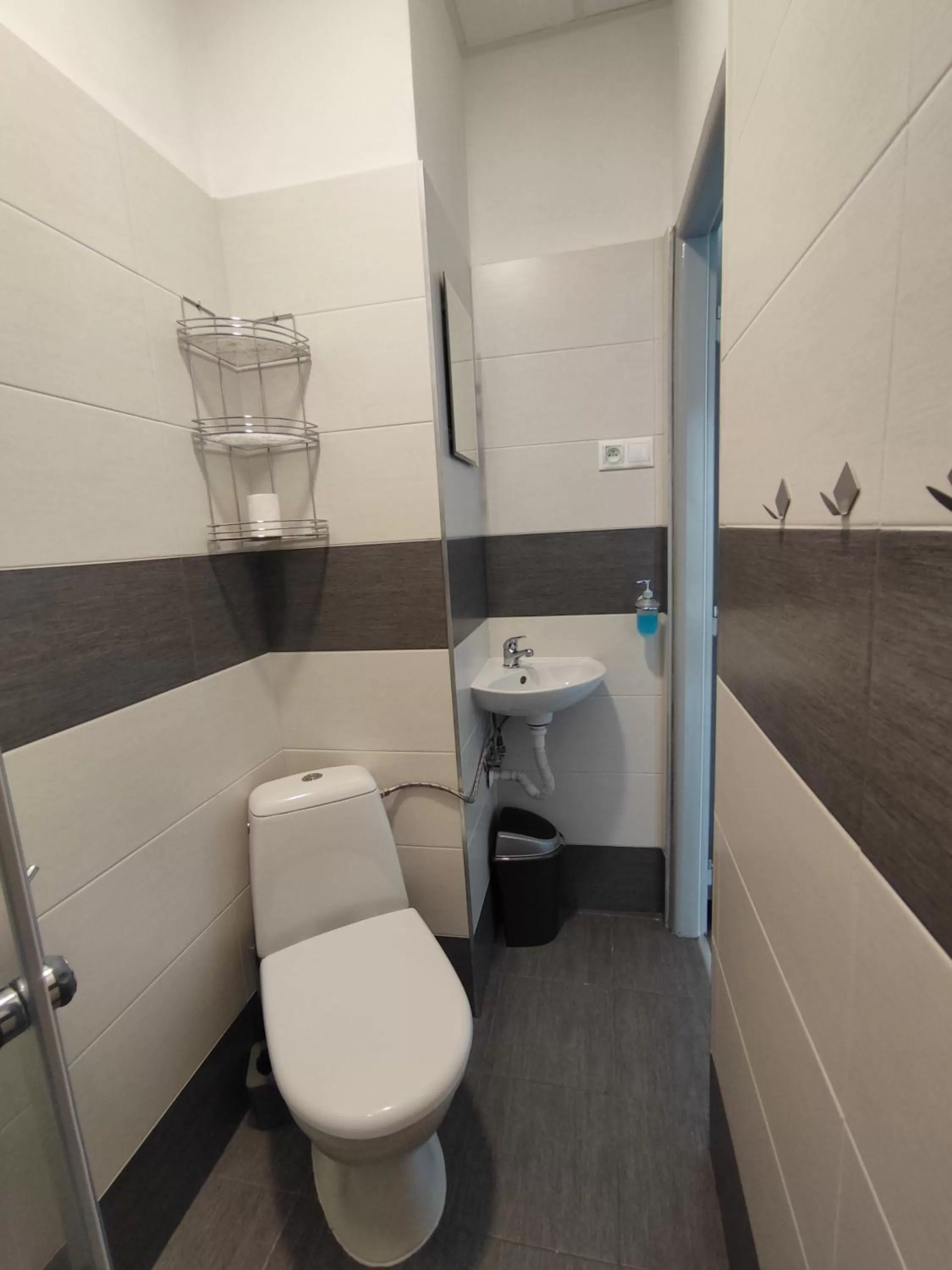 Shower in Hotel Slobi