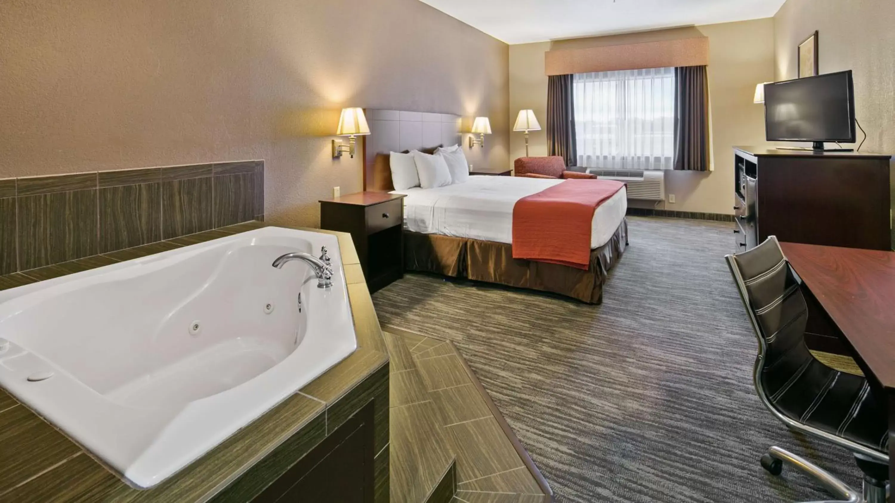 King Suite with Spa Bath - Smoking in Best Western Dayton Inn & Suites King Suite with Spa Bath - Smoking in Best Western Dayton Inn & Suites