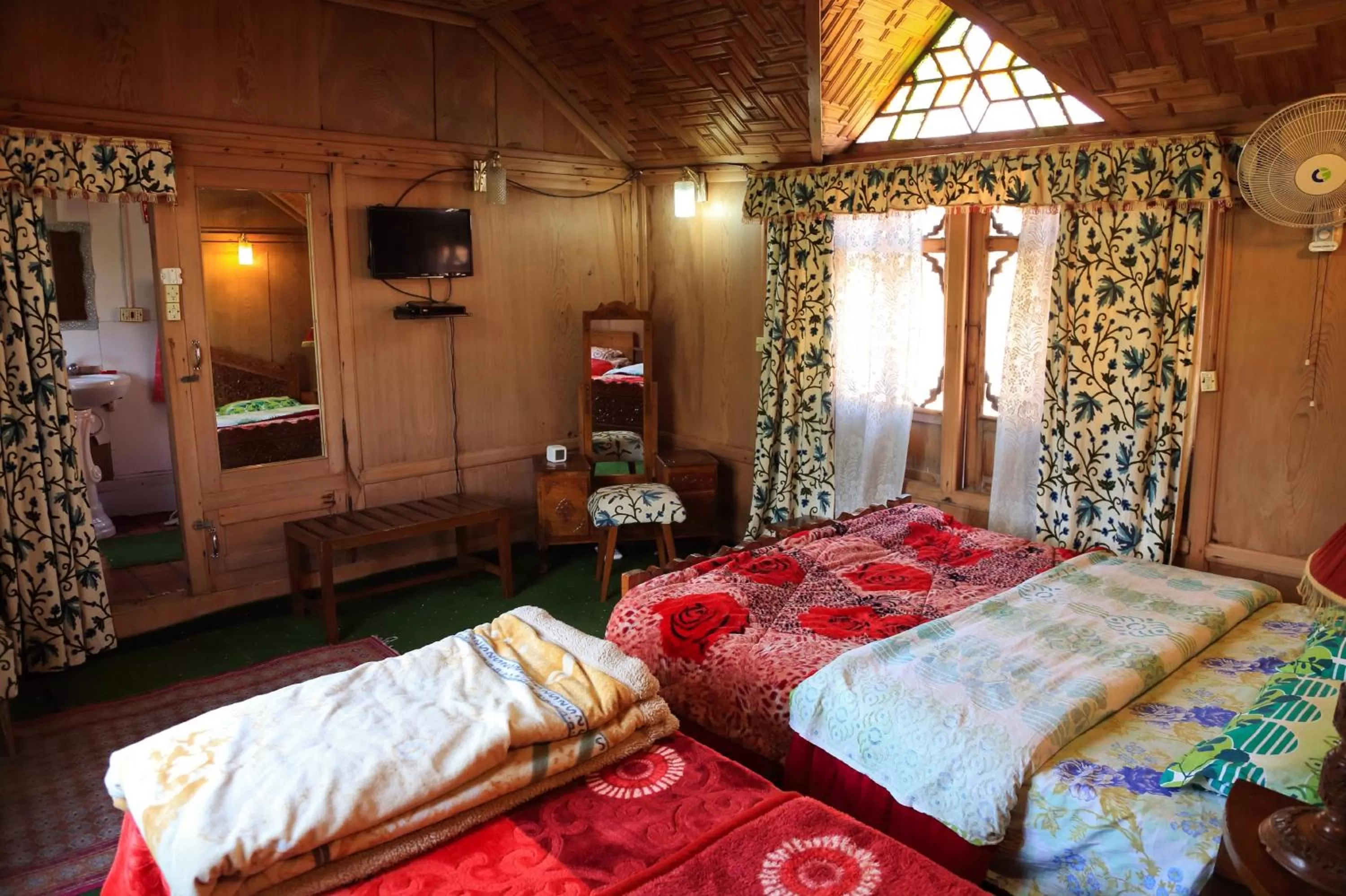 Bedroom, Bed in Houseboat Zaindari Palace