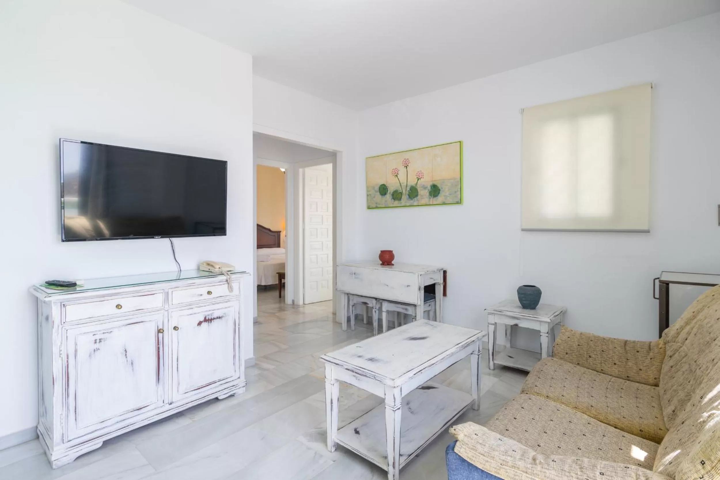 Lounge or bar in Apartahotel Playamaro by Dorobe