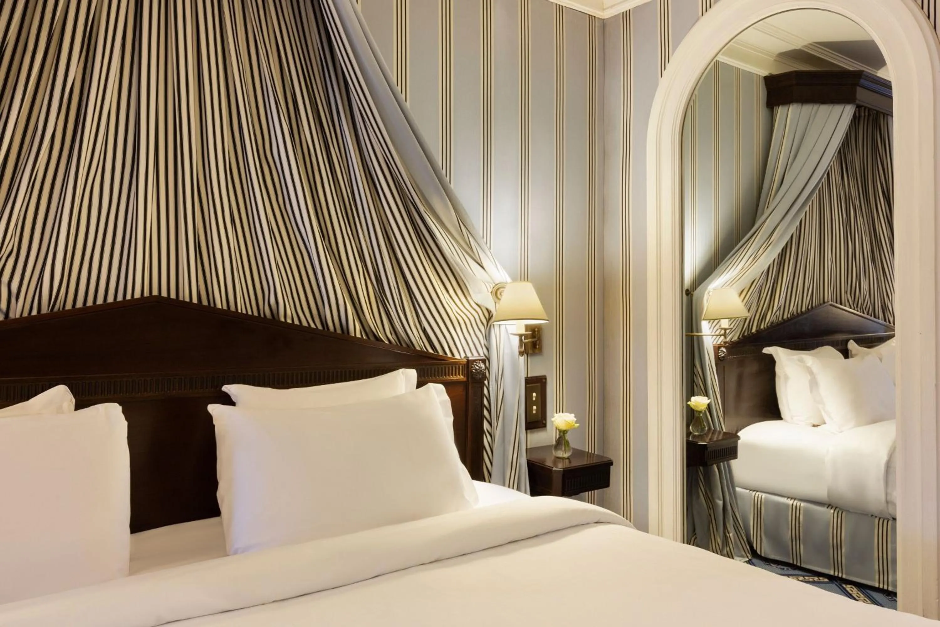 Photo of the whole room, Bed in Le Dokhan's Paris Arc de Triomphe, a Tribute Portfolio Hotel