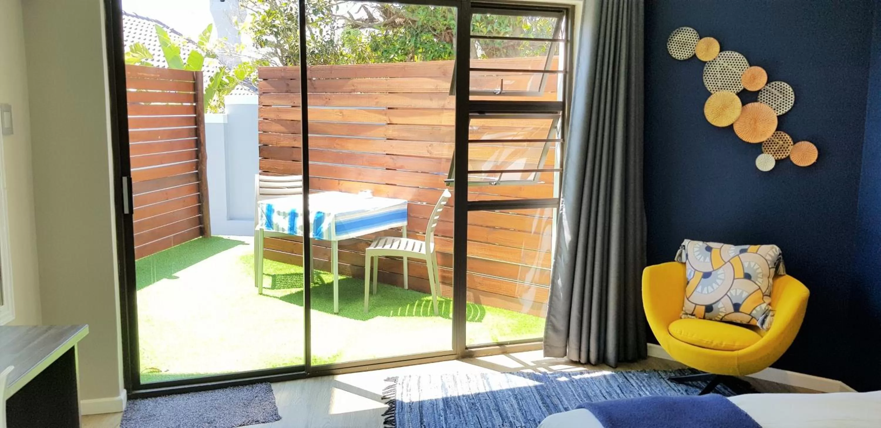 Inner courtyard view, Bed in The Hillcrest Guesthouse
