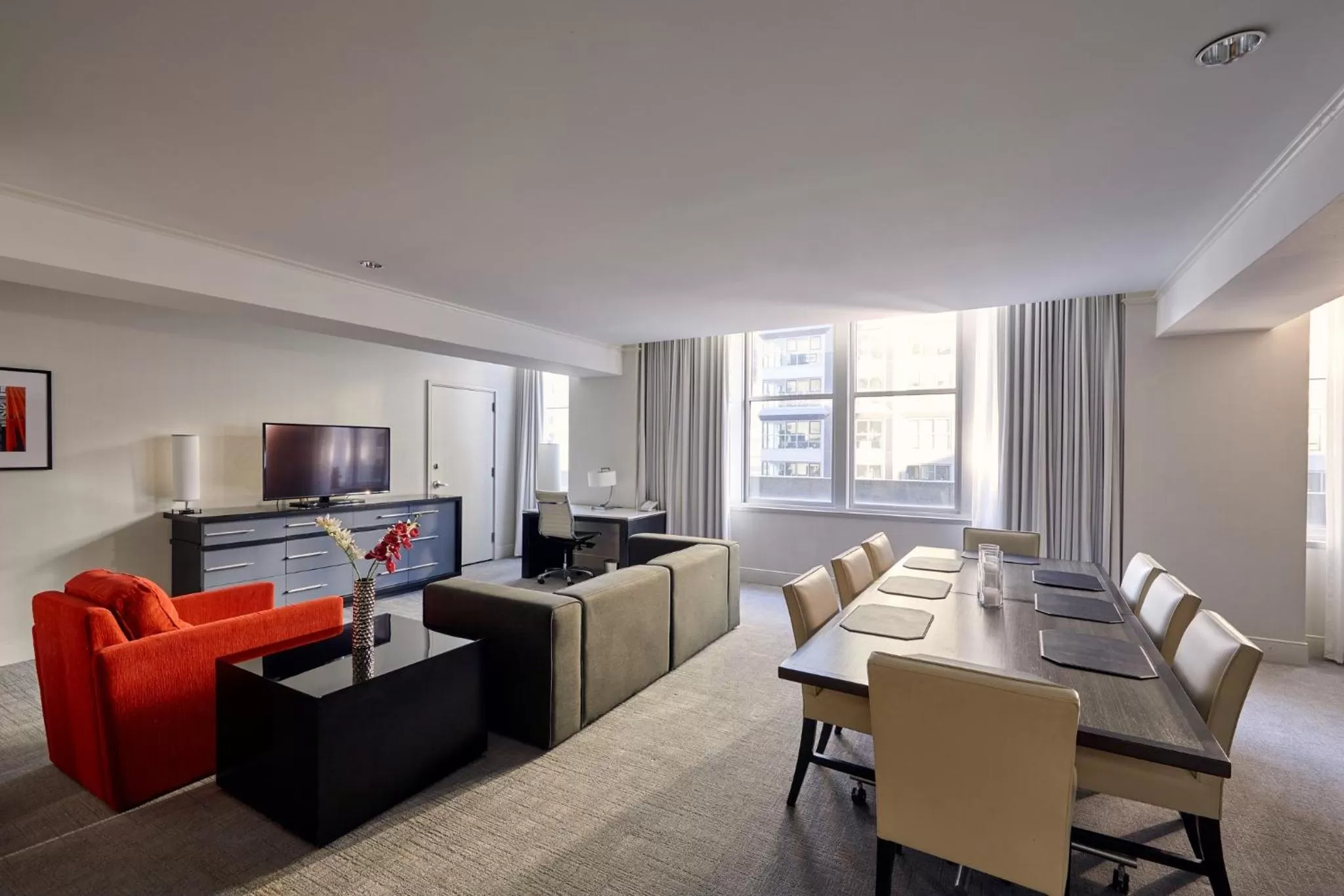 Photo of the whole room in Loews Philadelphia Hotel