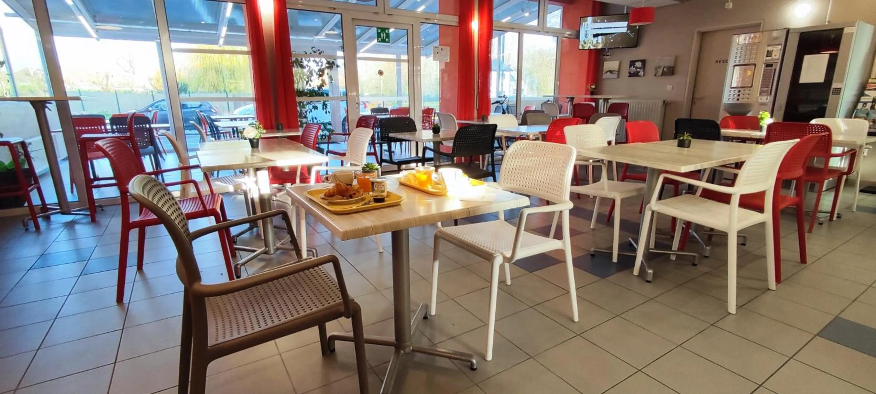 Food and drinks in The Originals Access, Hôtel les Iris, Berck-sur-Mer