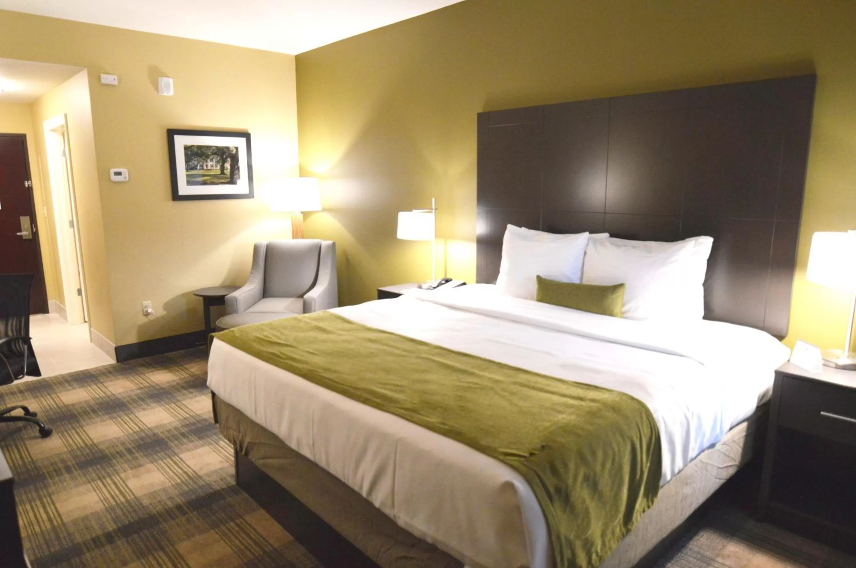 Photo of the whole room, Bed in Best Western Plus New Orleans Airport Hotel