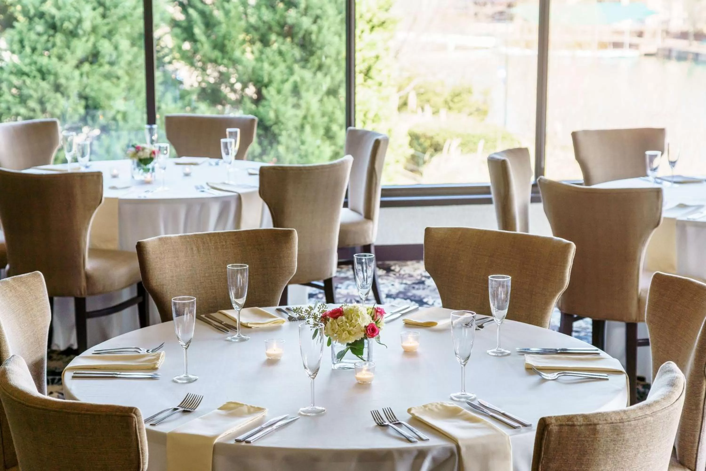 Dining area in Hilton Charlotte University Place