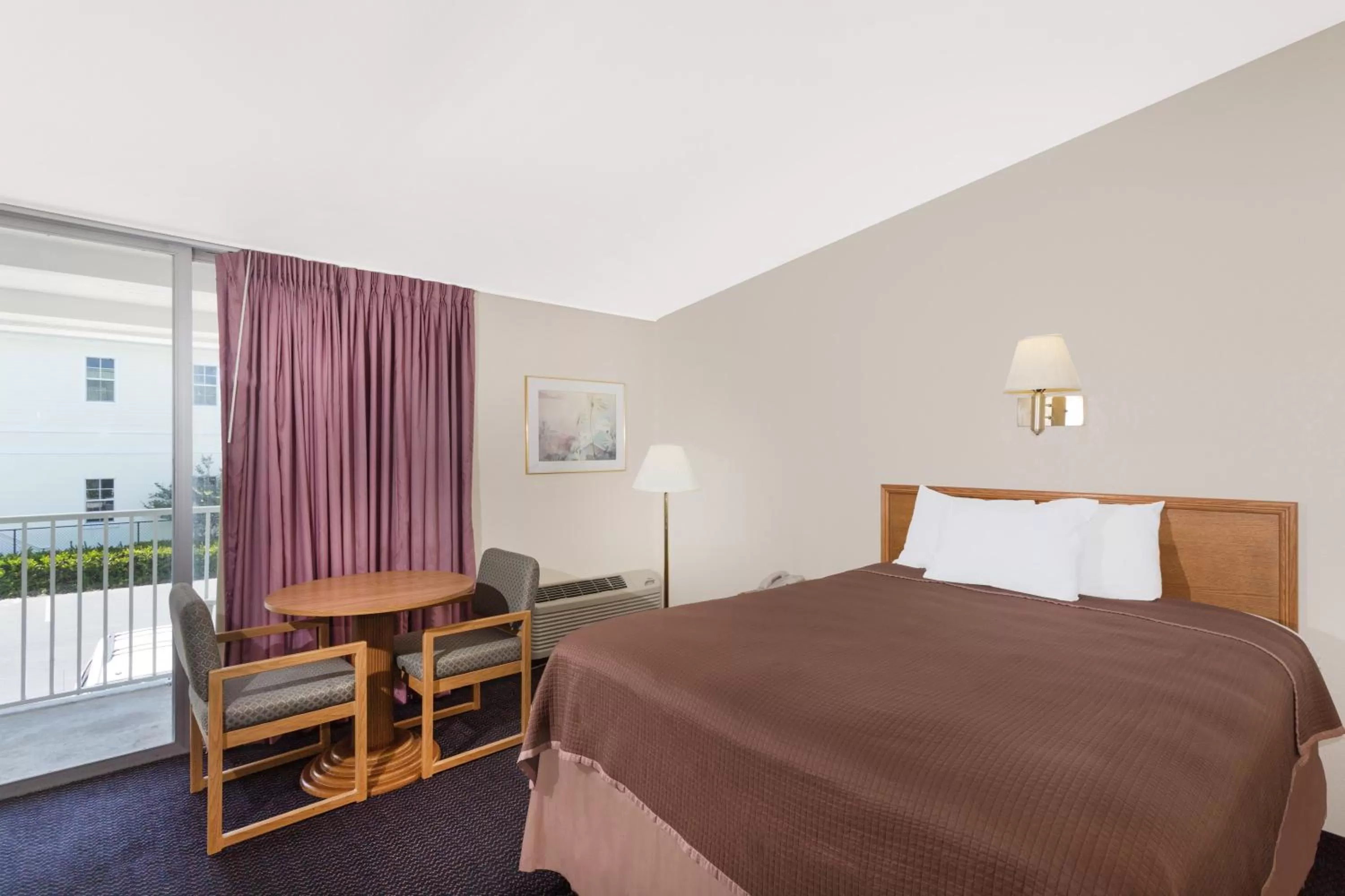 Bed in Howard Johnson by Wyndham Vero Beach / Downtown