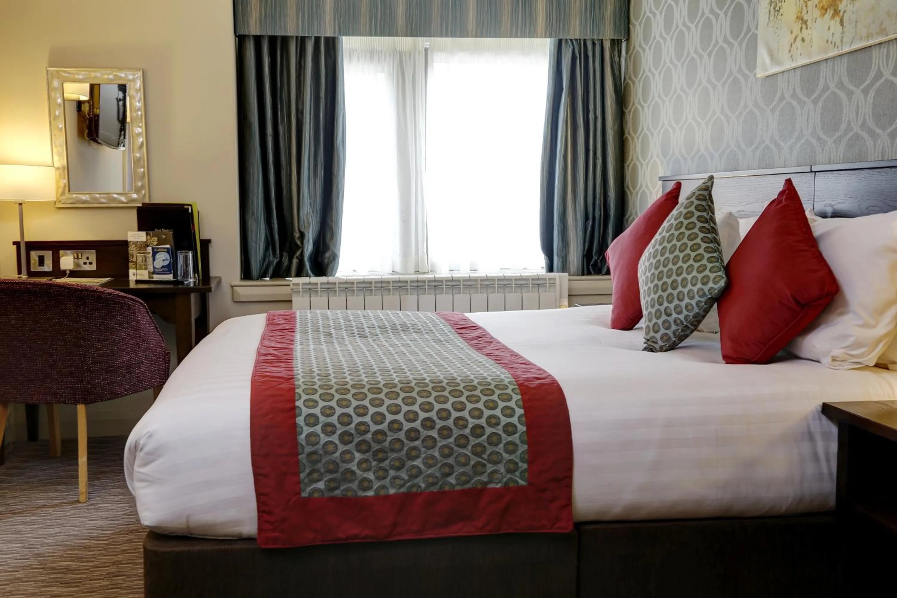 Photo of the whole room, Bed in Best Western Plus Pinewood Manchester Airport-Wilmslow Hotel