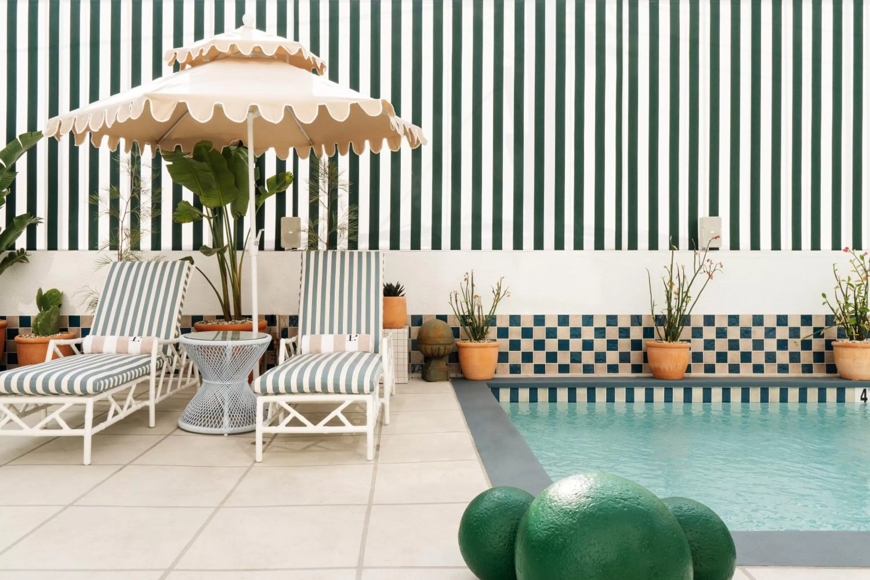 Swimming pool in Palihouse West Hollywood at Beverly Hills