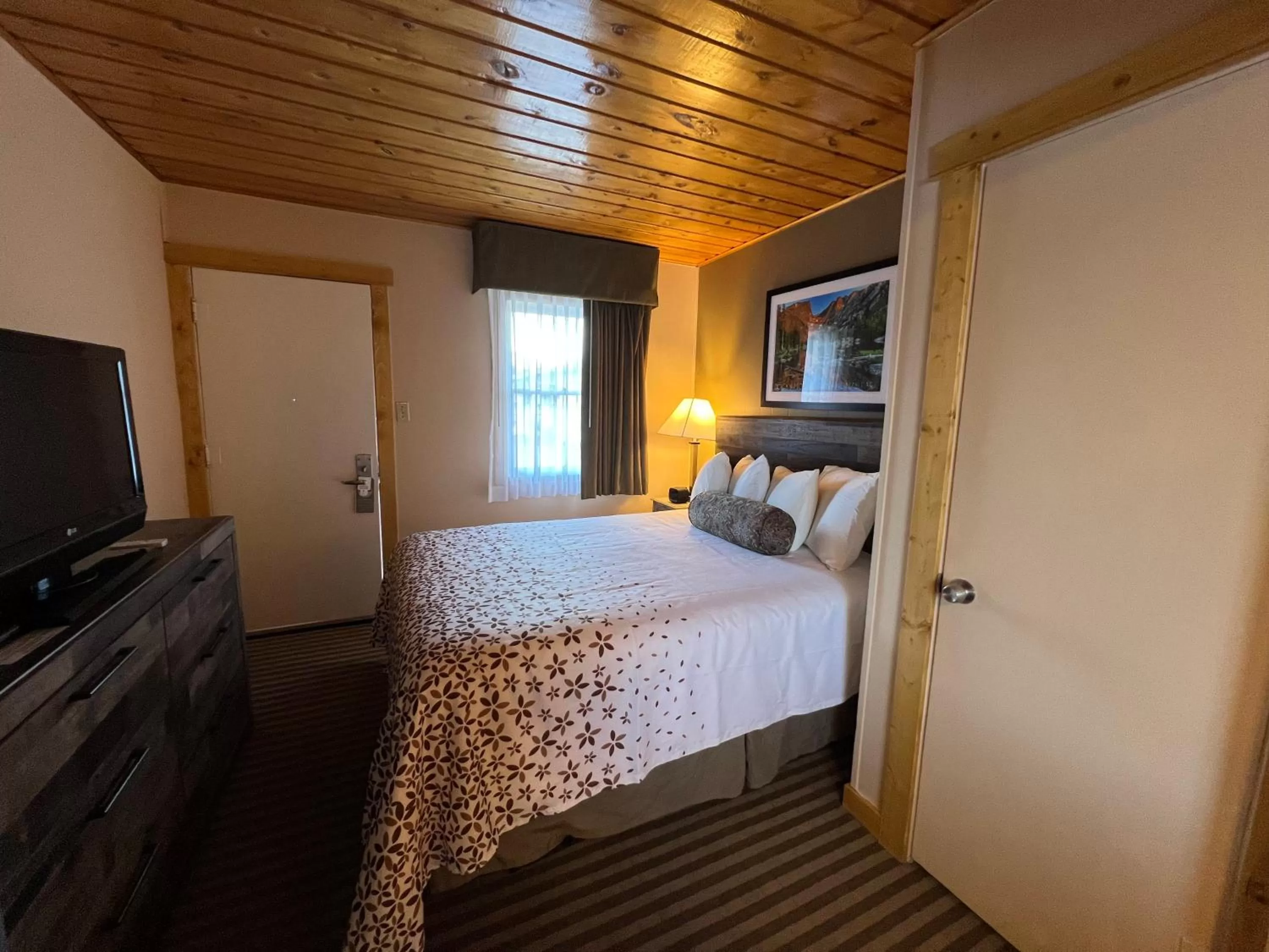 Bed in Estes Mountain Inn