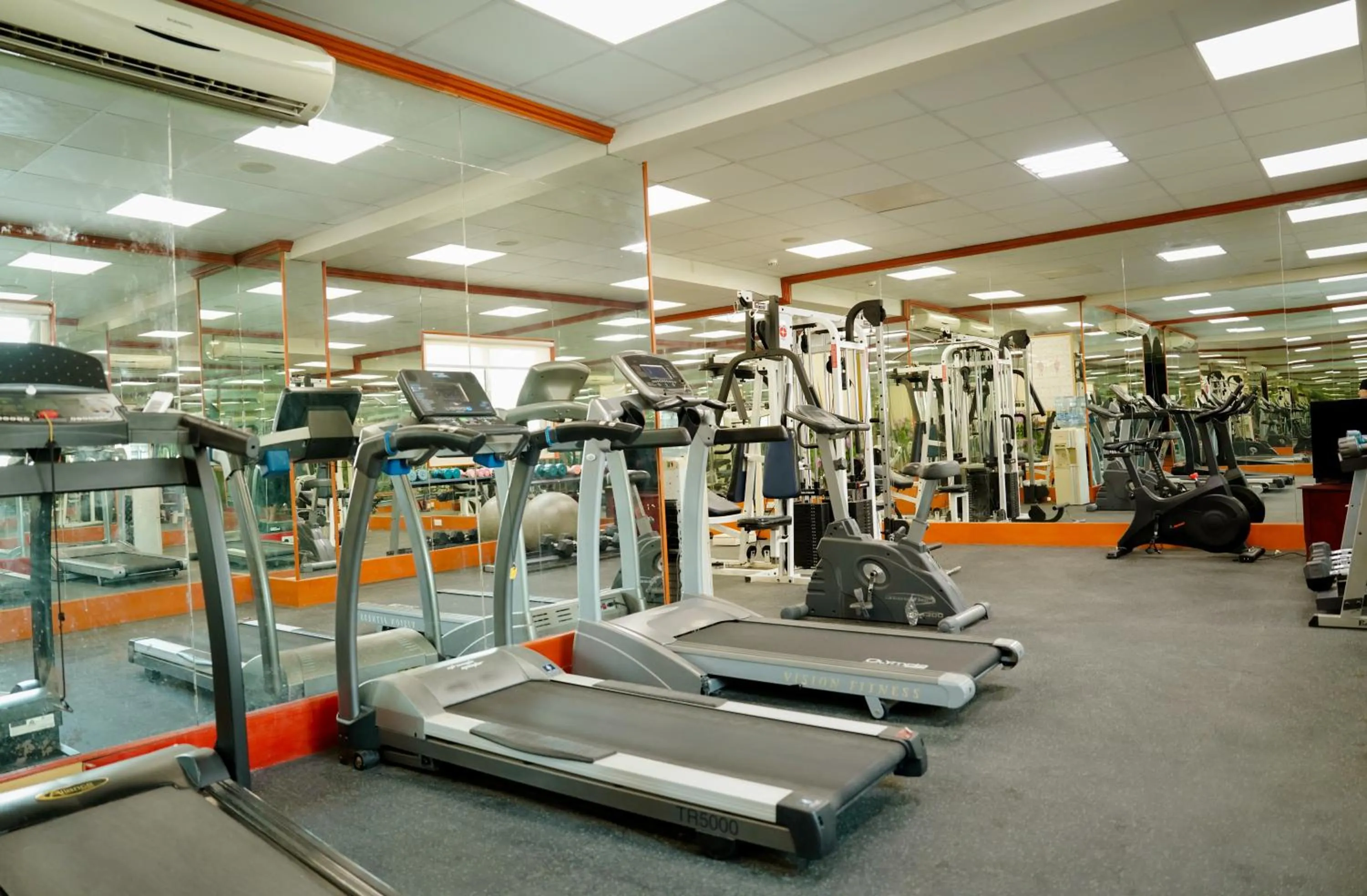 Fitness centre/facilities in Safeer International Hotel By Brothers International
