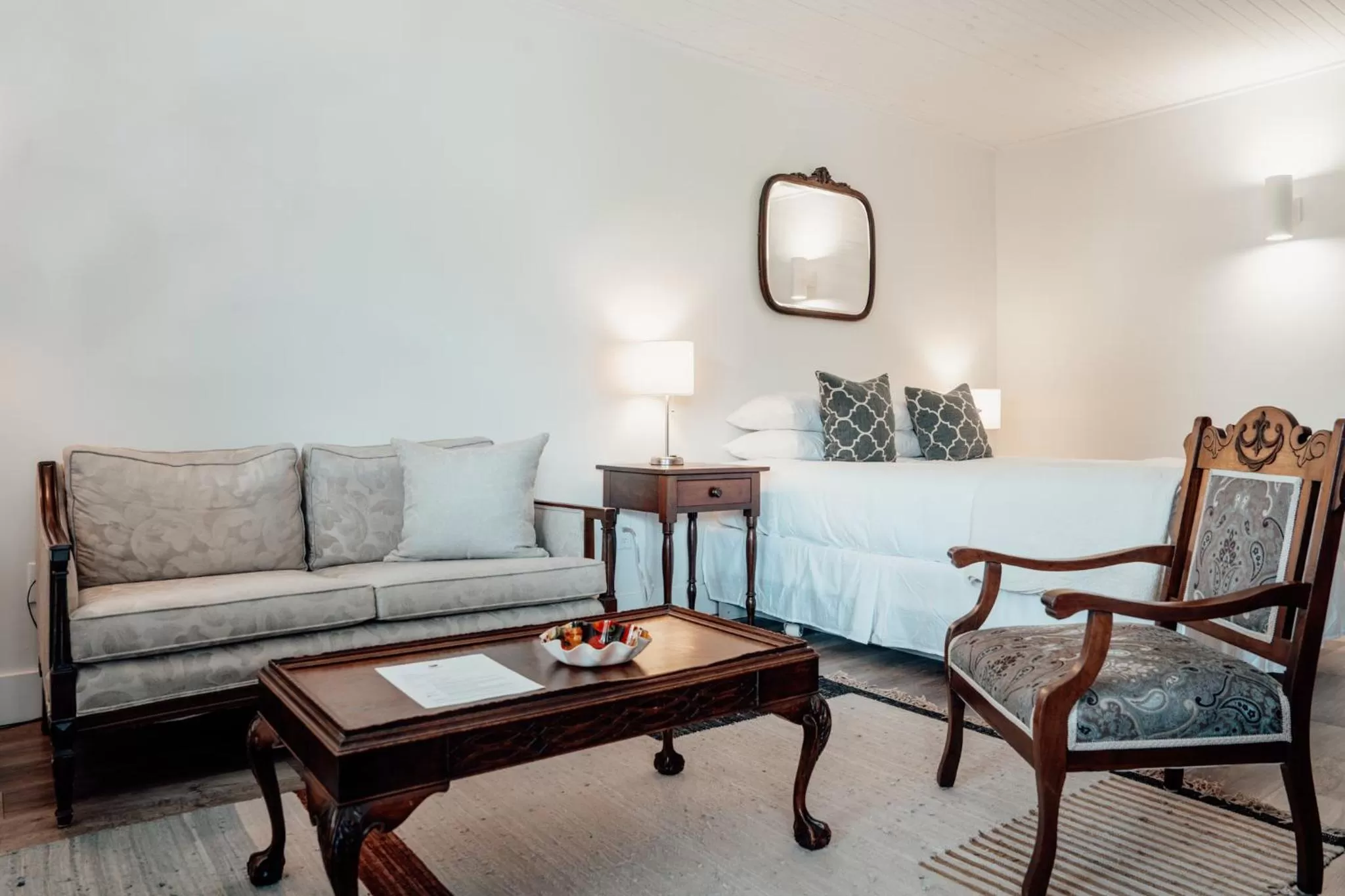 Deluxe 1 Queen Bed in The Kent Motel