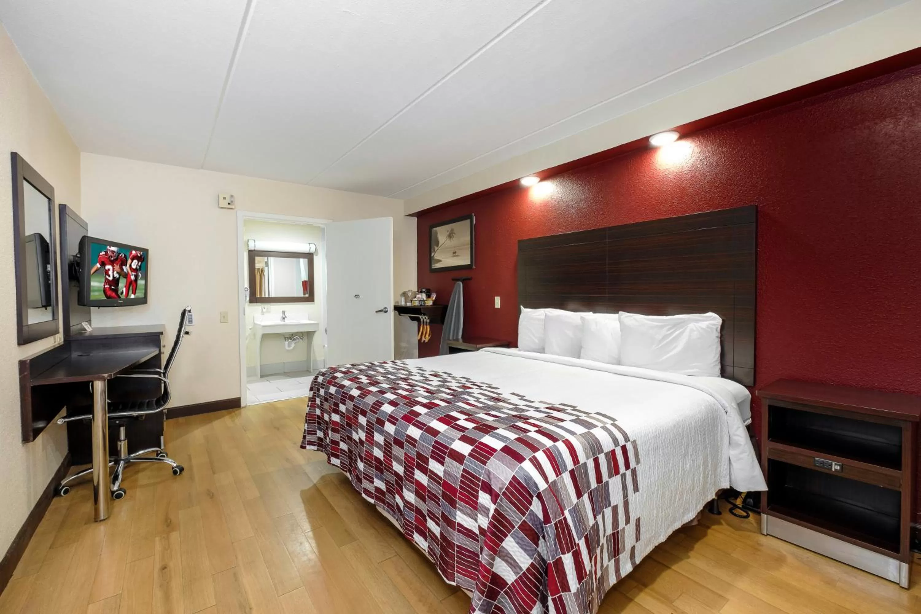 Standard King Room Disability Access Roll-ln Shower Non-Smoking in Red Roof Inn Tallahassee - University