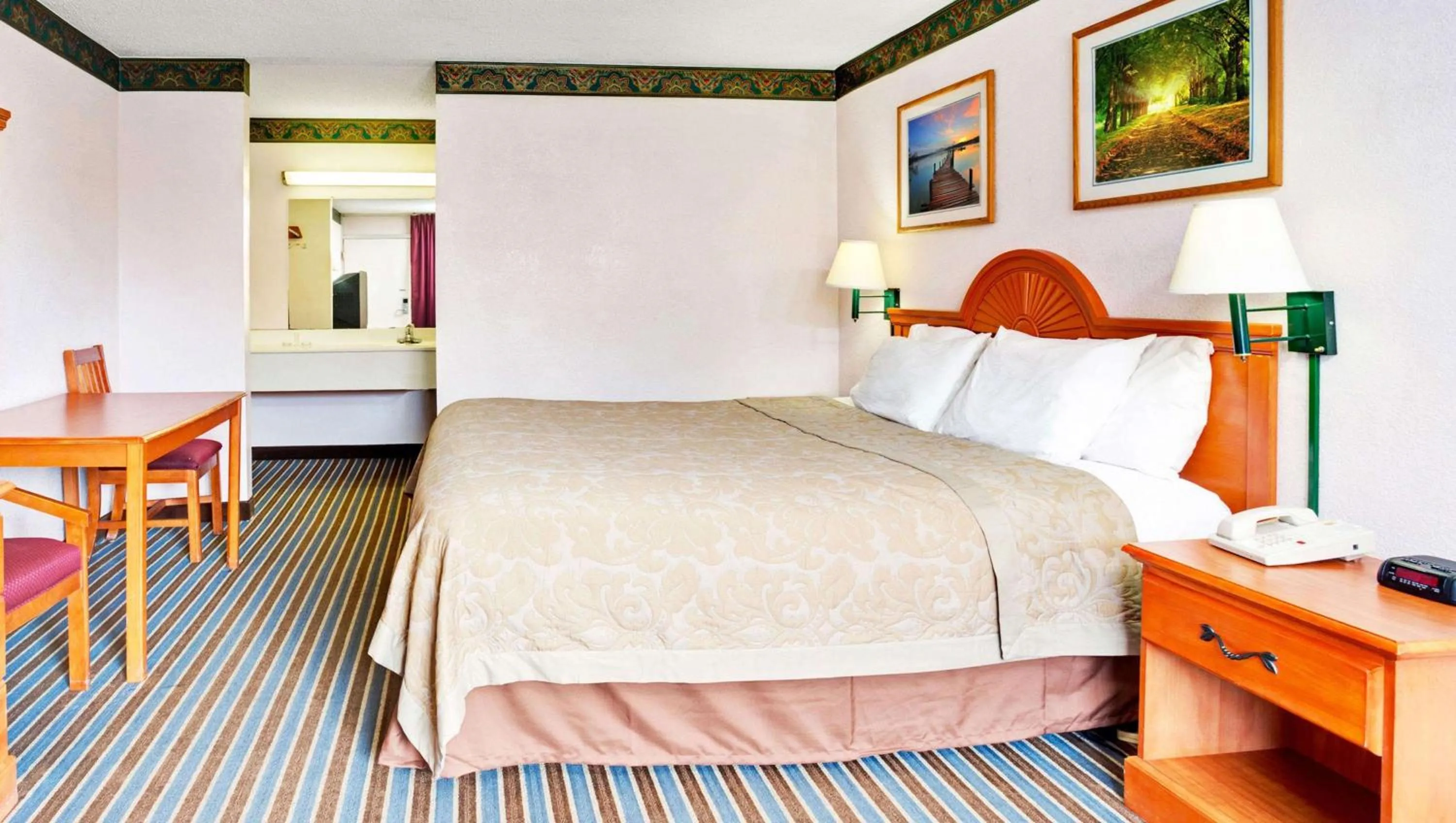 Photo of the whole room, Bed in Magnuson Hotel Jacksonville Downtown