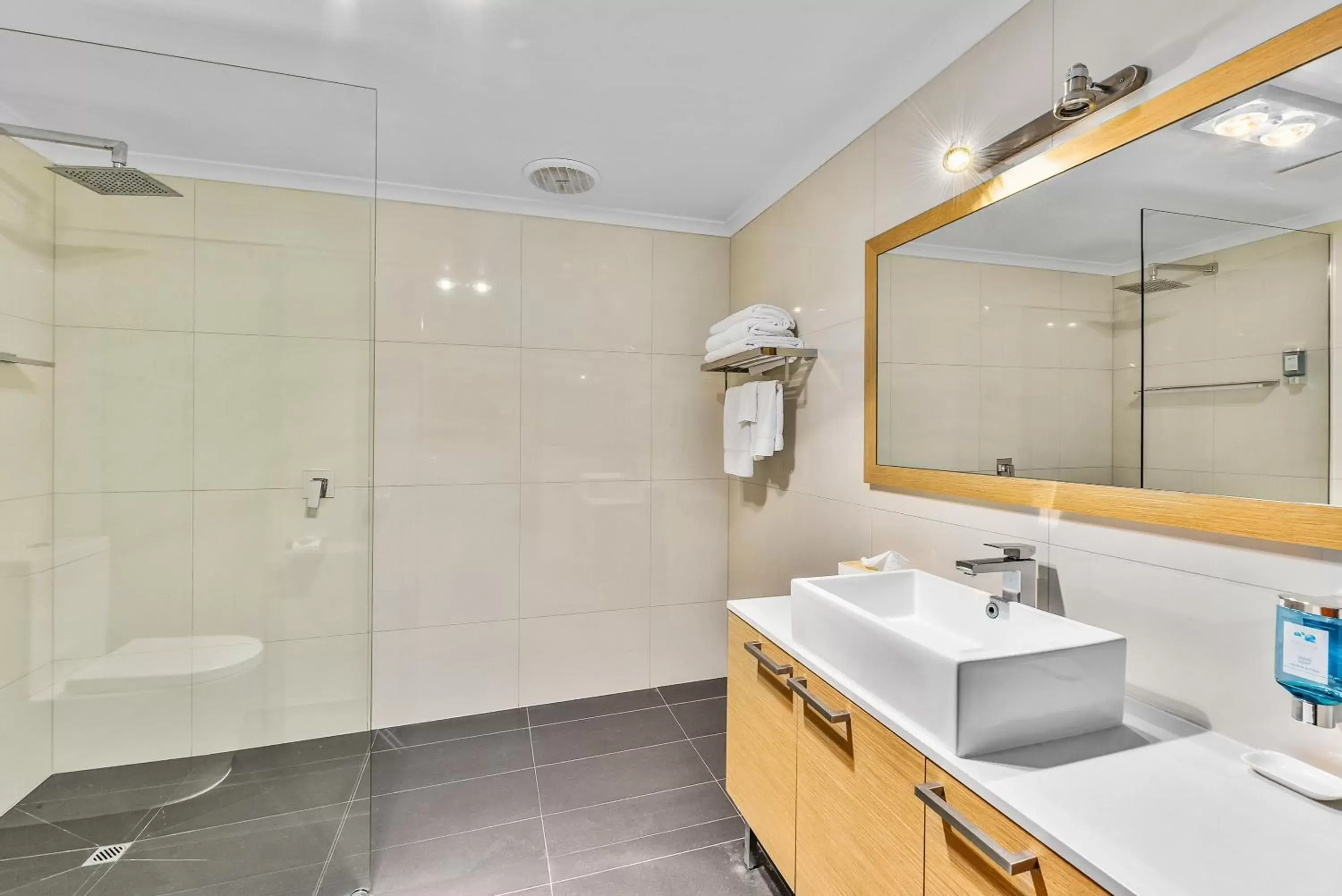 Deluxe Twin Room with King and Single Bed in Southgate Motel Deluxe Twin Room with King and Single Bed in Southgate Motel