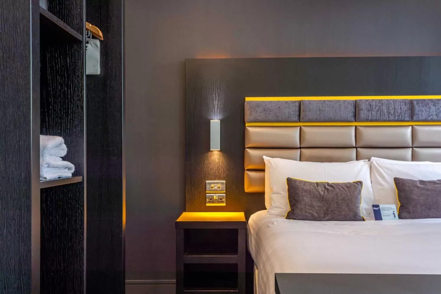 Bedroom, Bed in Roomzzz Chester City