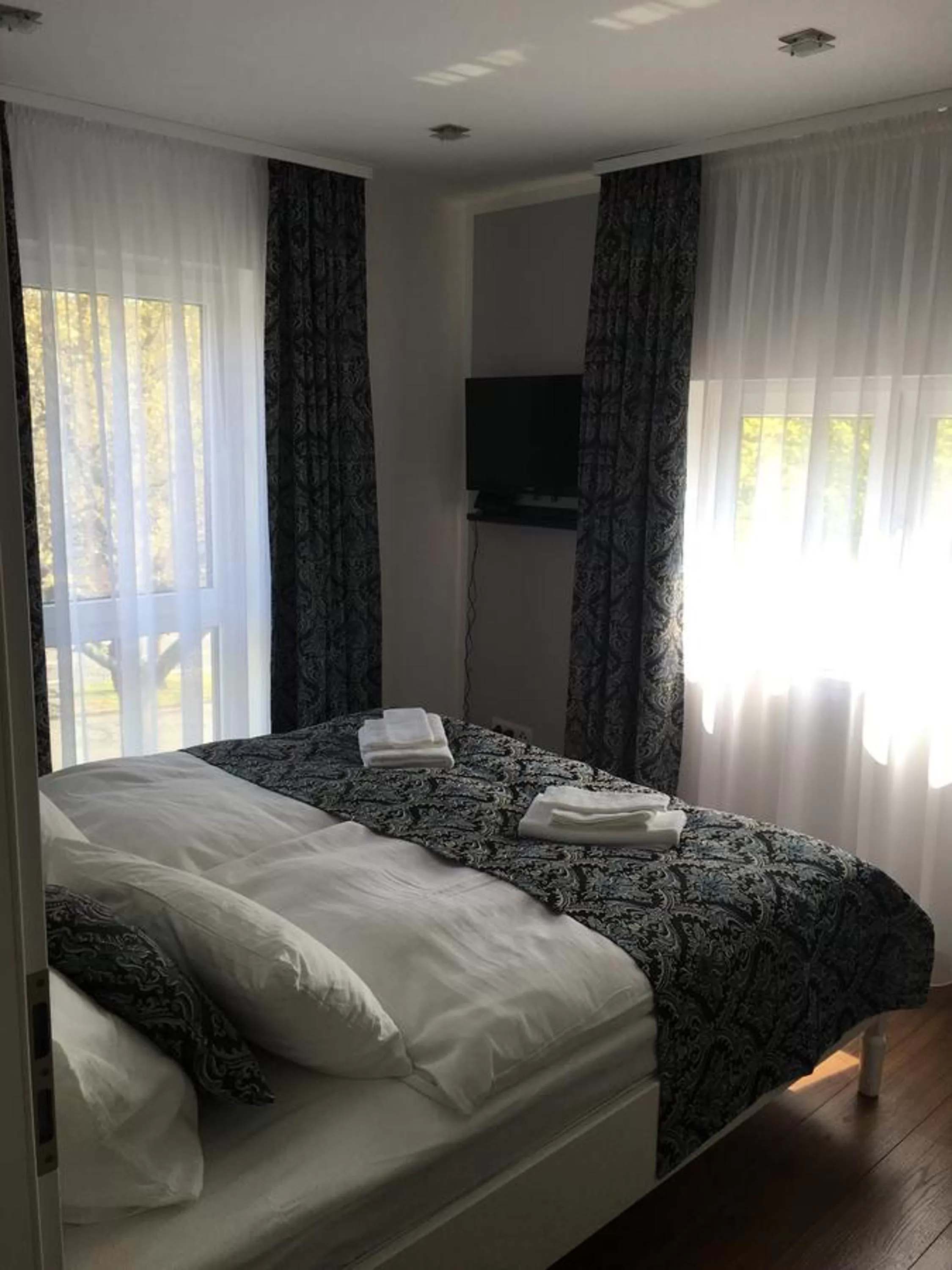 Property building, Room Photo in Merkel Villa Apartamente